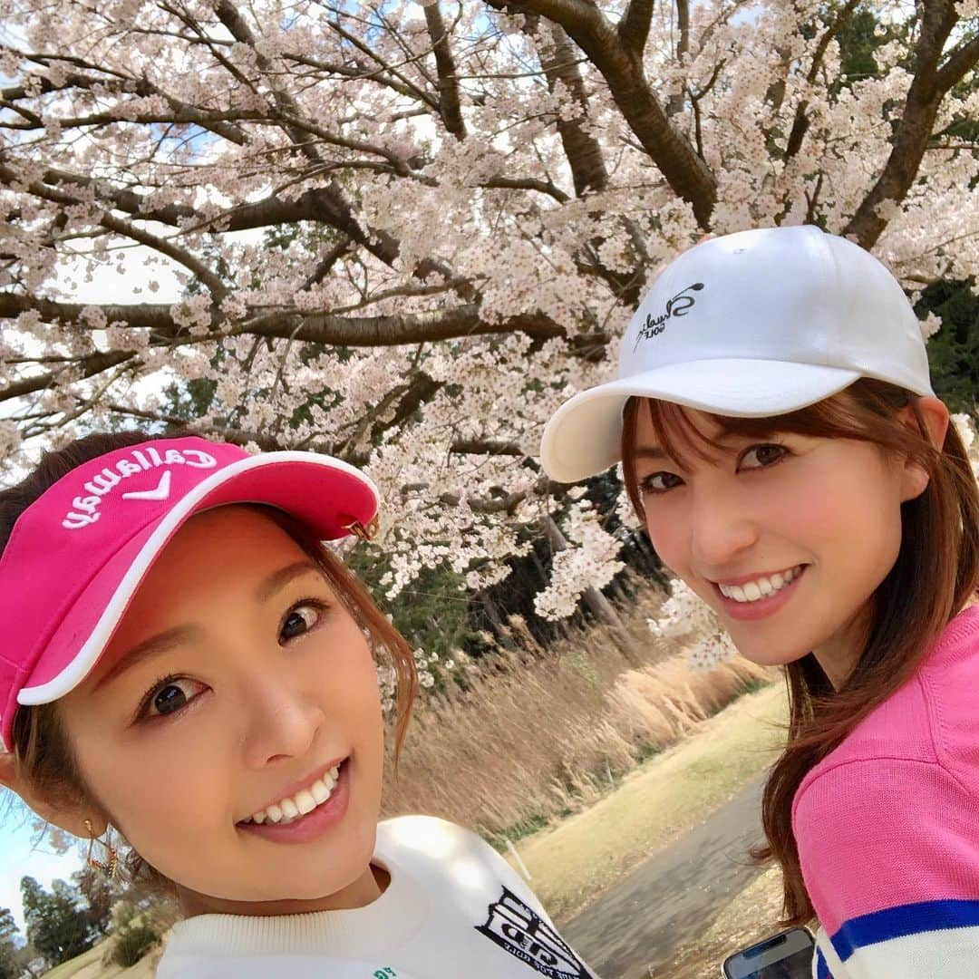 高沢奈苗さんのインスタグラム写真 - (高沢奈苗Instagram)「. 🌸ラウンドレッスン🏌️‍♀️🌸 . いつもお世話になっている @coolclubsjapan の平野さんに特別レッスンしてもらいました！ . ゴルフが上手くなりたい仲間、れな💛そして榎本さんと⛳️ . アプローチ、バンカー、パター、ドライバーそれぞれスイングを見てもらい、コースに出る前に2時間みっちり練習🏌️‍♀️ . ラウンド中は実践＋傾斜の打ち方、コースマネジメントなど教えてもらいながらのハーフラウンド🏌️‍♀️ . . みっちり練習してからのコースは、いつもよりもナイスショットがたくさん出ました😃 . やっぱりコースに出る前の練習は大事✊✨ . . 傾斜が苦手だったけどだいぶ克服できた！嬉しいなー♡ . 収穫がいっぱいあった日でした❣️ . . クラブだけならぬ、打ち方、攻め方まで教えて頂き、平野先生は本当神😂✨✨ クールクラブスかなりお世話になってます😊 . . 今年の目標はレギュラーティーで80台、レディースティーで70台目指して頑張ります✧*｡٩(ˊωˋ*)و✧*｡ . . , #golf #coolclubsjapan #shuclia #ゴルフ #クールクラブス #ラウンドレッスン #ワンウェイゴルフクラブ #ハーフラウンド #収穫あり #シュークリア #ゴルフ女子」4月13日 22時33分 - nanaetakasawa