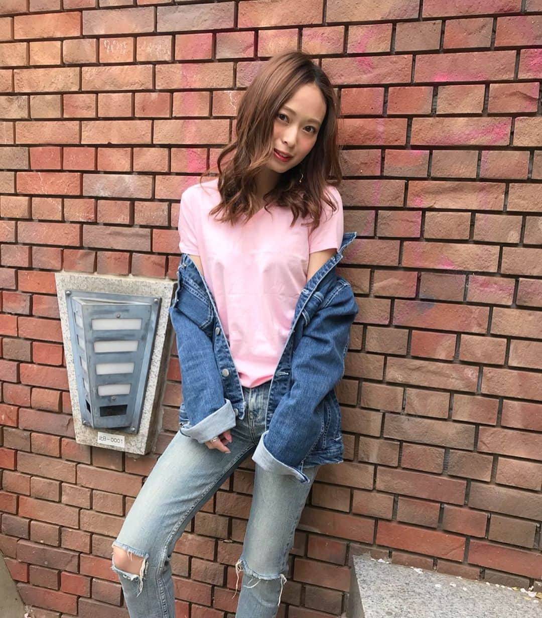 榊本麻衣さんのインスタグラム写真 - (榊本麻衣Instagram)「♡♡ . . ピンク×デニムonデニム👖🌸 . . jacket / #colony2139 shirt / #hanes pants / #Bershka . . デニムonデニムコーデ☺️✨ . Tシャツはプラザ別注の 限定ピンクカラーのもの🙊🌸 . 2色入ってるから 気分に合わせて着れるよね😆❤️ . . Vネックが首周りスッキリ みせてくれるからお気に入りっ💋 . . #ヘインズ #hanes #プラザ #plaza #ピンク #pink #Tシャツ #Vネック #ファッション #fashion #デニム #denim #デニムオンデニム #mai___fashion #mai___code #code #コーデ #fashion #ファッション」4月13日 22時36分 - maipipii