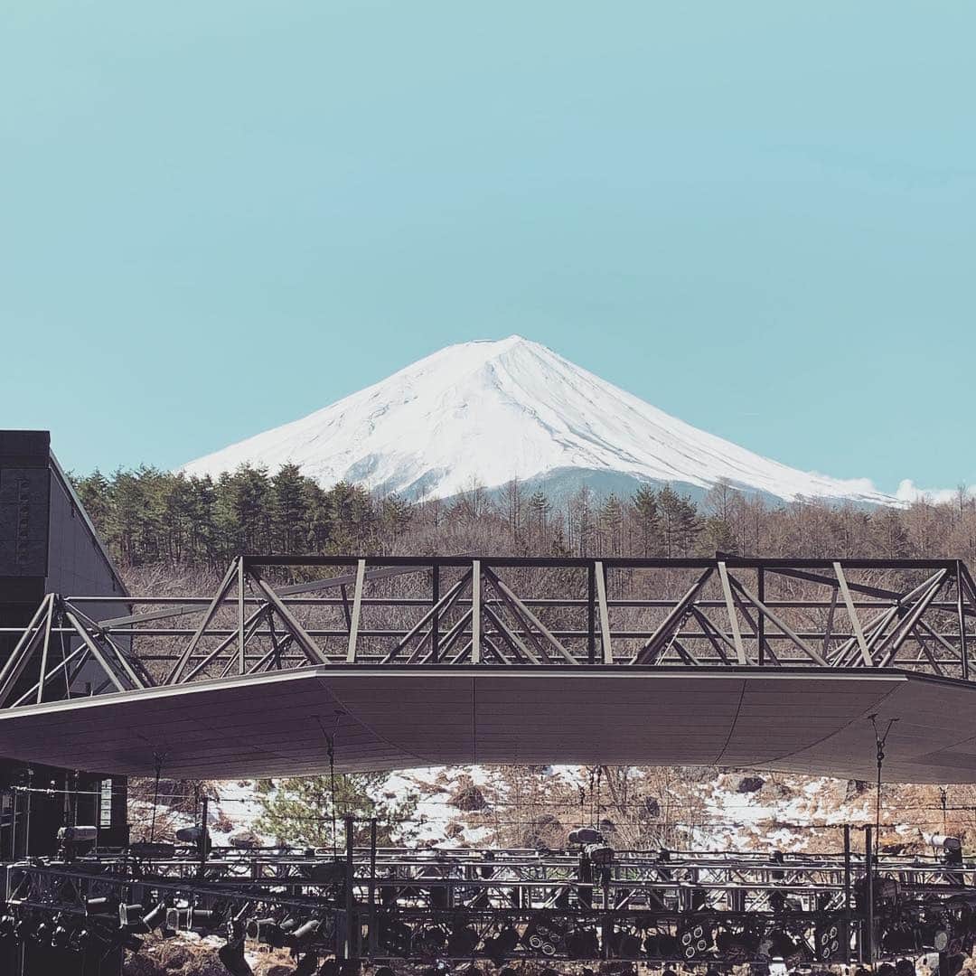 三ツ井裕美さんのインスタグラム写真 - (三ツ井裕美Instagram)「いつ見てもすごいと思う🗻  近くで見ると迫力あるなー✨✨ #富士山」4月13日 22時37分 - hiromi__km