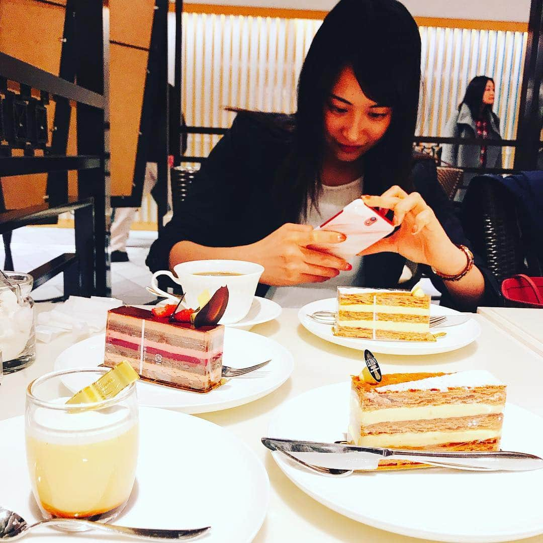 寺川綾さんのインスタグラム写真 - (寺川綾Instagram)「とある日の地田ちゃん。 ケーキの写真を必死に撮る地田ちゃん。 嬉しそうに食べる地田ちゃん。 可愛すぎるやろー😆 #地田ちゃん #シリーズにしようかな #あー可愛い❤︎」4月13日 22時48分 - terakawaaya_official