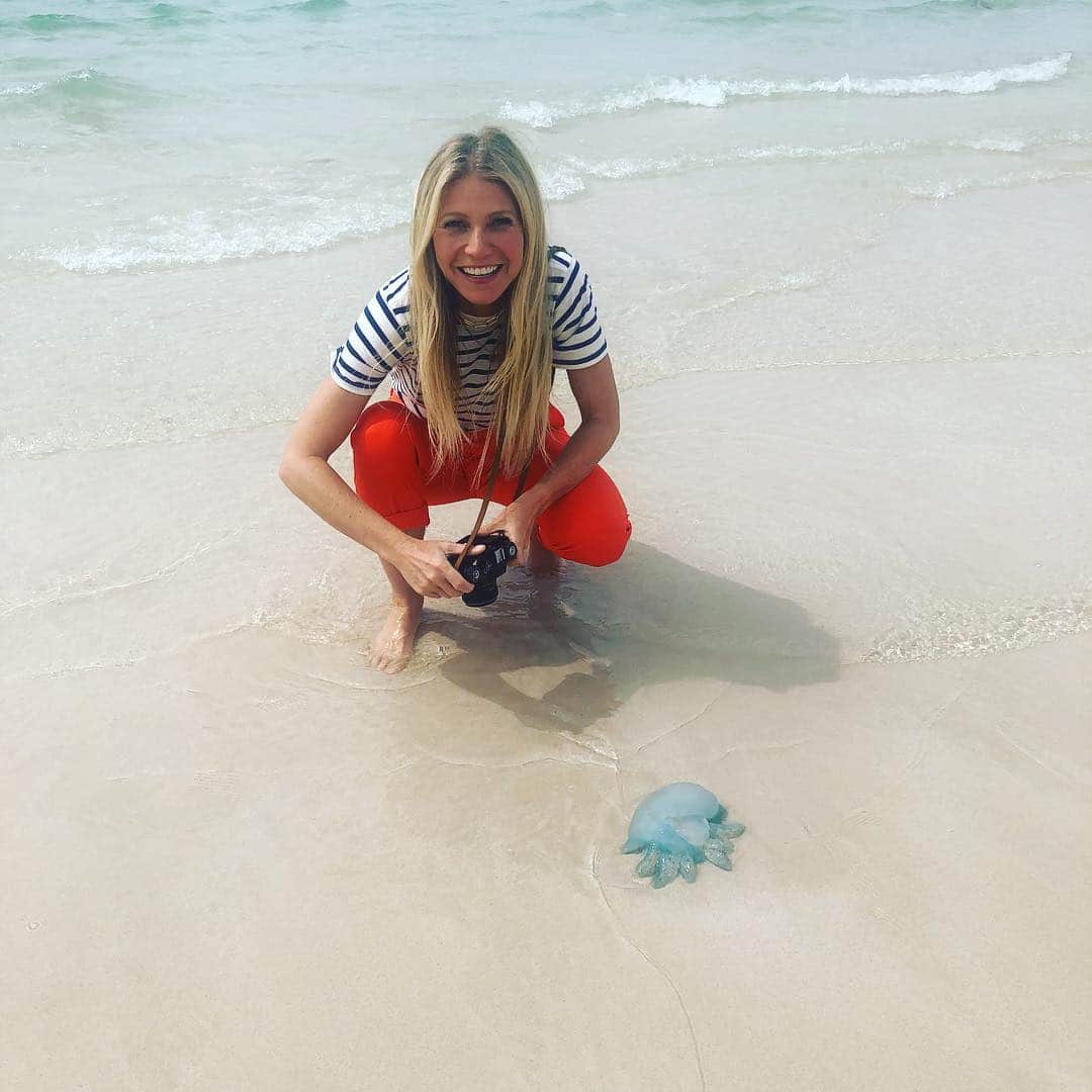 グウィネス・パルトローさんのインスタグラム写真 - (グウィネス・パルトローInstagram)「Hi from #Dubai (say me and the jellyfish )」4月13日 22時44分 - gwynethpaltrow