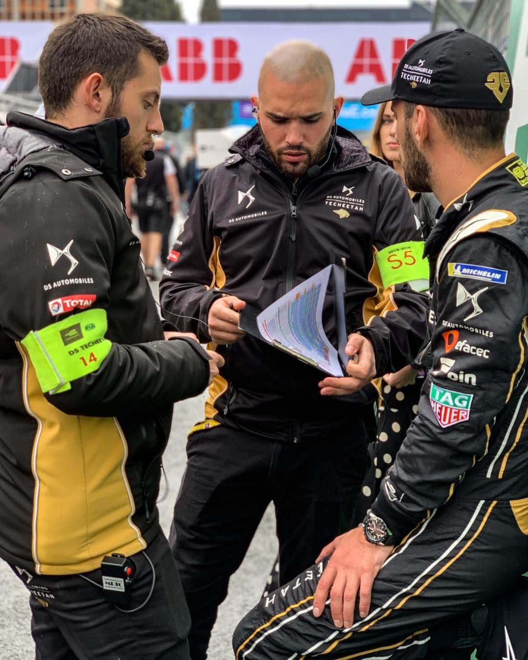 ジャン＝エリック・ベルニュさんのインスタグラム写真 - (ジャン＝エリック・ベルニュInstagram)「Rome E-Prix GRID 3:40pm final brief with my Team! Let’s GO! #JEV50 #ABBFormulaE #DSTecheetah #RomeEPrix #DontCrackUnderPressure #RaceAhead」4月13日 22時44分 - jeanericvergne