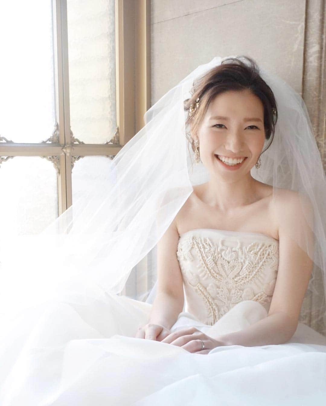 プレ花嫁の結婚式準備アプリ♡ -ウェディングニュースさんのインスタグラム写真 - (プレ花嫁の結婚式準備アプリ♡ -ウェディングニュースInstagram)「おしゃれ花嫁さんの前撮りフォト10選と素敵なエピソード💓 * * こちらのお写真は #ウェディングニュースアンバサダー  @yurina__wedding さんと、 #ブライダルヘア メイクアーティスト @ceu0116 さんからリグラムさせていただきました🌟ありがとうございました😊✨ * * * 美しいニコニコ笑顔のyurina__weddingさん💕お綺麗でナチュラルな雰囲気がとても素敵ですよね☺️ * こちらの #前撮り フォトはceu0116さんとお友達の卒花嫁 @m0910wedding さんが見守る中での撮影だったんだとか✨♩ * 友人の晴れ姿を見るために早朝の支度から一緒に参加されたそうです💕 * ポーズを撮る綺麗な撮影はもちろんオフショットもお友達がいるからこそのナチュラルで楽しそうな笑顔いっぱいのフォトを残すことができるんですね😊💓 * どのフォトもとっても素敵なのでぜひスワイプ👉🏻してチェックしてみてくださいね✨ * 💄 @ceu.tokyo @ceu0116 @ceu_wedding 📷 @marthgraphy * * * ＼📷投稿お待ちしています／ * 花嫁はもちろん、業者さんも大歓迎✨ アナタのお写真をご紹介してもOKという方は、ぜひ #ウェディングニュース にお写真を投稿してください💕 * * ⬇︎関連アカウント⬇︎ * 💒式場検索 【 @weddingnews_concierge 】 👰マイレポ花嫁 【 @weddingnews_brides 】 * * その他、編集部からの連絡専用 @weddingnews_contact や、スタッフ個人の連絡用として @WN_xxxx（xxxは個人名）があります💕 * ………………………………………… ❤️WeddingNewsとは？ * * 花嫁のリアルな”声”から生まれた 花嫁支持率No1✨スマホアプリです📱💕 * * 🌸知りたい… #結婚式準備 に役立つ記事を毎日150件配信中♩ * 🌸見たい… インスタの #ウェディング 系投稿TOP100が毎日チェックできる＊IG画像の複数ワード検索も可♩ * 🌸叶えたい… #結婚式 関連の予約サイトが大集合♩ * 🌸伝えたい… 自分の結婚式レポ『マイレポ』が簡単に作れる♩先輩花嫁のレポが読める♩ * * @weddingnews_editor のURLからDLしてね✨ * * * #プレ花嫁 #結婚  #花嫁  #ウエディング #ウェディングフォト #フォトウェディング #ナチュラルウェディング #おしゃれさんと繋がりたい #verawang #ヴェラウォン #ウェディングヘア #大人婚 #2019夏婚 #2019秋婚 #2020春婚 #日本中のプレ花嫁さんと繋がりたい #ウェディングドレス #ホテルウェディング #ハワイウェディング #웨딩  #weddingphotography」4月13日 22時44分 - weddingnews_editor