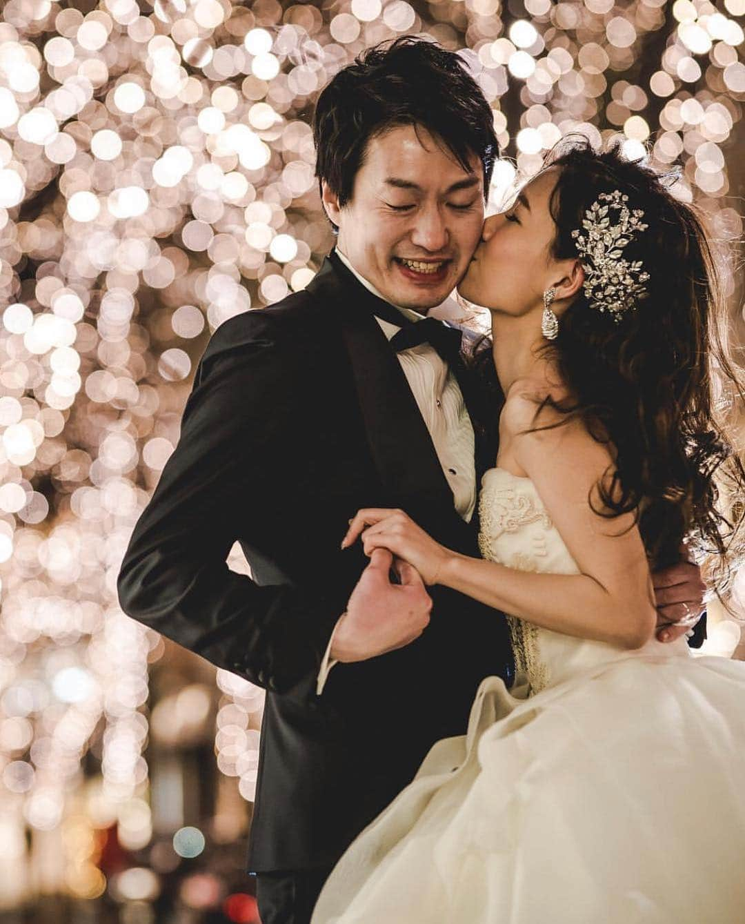 プレ花嫁の結婚式準備アプリ♡ -ウェディングニュースさんのインスタグラム写真 - (プレ花嫁の結婚式準備アプリ♡ -ウェディングニュースInstagram)「おしゃれ花嫁さんの前撮りフォト10選と素敵なエピソード💓 * * こちらのお写真は #ウェディングニュースアンバサダー  @yurina__wedding さんと、 #ブライダルヘア メイクアーティスト @ceu0116 さんからリグラムさせていただきました🌟ありがとうございました😊✨ * * * 美しいニコニコ笑顔のyurina__weddingさん💕お綺麗でナチュラルな雰囲気がとても素敵ですよね☺️ * こちらの #前撮り フォトはceu0116さんとお友達の卒花嫁 @m0910wedding さんが見守る中での撮影だったんだとか✨♩ * 友人の晴れ姿を見るために早朝の支度から一緒に参加されたそうです💕 * ポーズを撮る綺麗な撮影はもちろんオフショットもお友達がいるからこそのナチュラルで楽しそうな笑顔いっぱいのフォトを残すことができるんですね😊💓 * どのフォトもとっても素敵なのでぜひスワイプ👉🏻してチェックしてみてくださいね✨ * 💄 @ceu.tokyo @ceu0116 @ceu_wedding 📷 @marthgraphy * * * ＼📷投稿お待ちしています／ * 花嫁はもちろん、業者さんも大歓迎✨ アナタのお写真をご紹介してもOKという方は、ぜひ #ウェディングニュース にお写真を投稿してください💕 * * ⬇︎関連アカウント⬇︎ * 💒式場検索 【 @weddingnews_concierge 】 👰マイレポ花嫁 【 @weddingnews_brides 】 * * その他、編集部からの連絡専用 @weddingnews_contact や、スタッフ個人の連絡用として @WN_xxxx（xxxは個人名）があります💕 * ………………………………………… ❤️WeddingNewsとは？ * * 花嫁のリアルな”声”から生まれた 花嫁支持率No1✨スマホアプリです📱💕 * * 🌸知りたい… #結婚式準備 に役立つ記事を毎日150件配信中♩ * 🌸見たい… インスタの #ウェディング 系投稿TOP100が毎日チェックできる＊IG画像の複数ワード検索も可♩ * 🌸叶えたい… #結婚式 関連の予約サイトが大集合♩ * 🌸伝えたい… 自分の結婚式レポ『マイレポ』が簡単に作れる♩先輩花嫁のレポが読める♩ * * @weddingnews_editor のURLからDLしてね✨ * * * #プレ花嫁 #結婚  #花嫁  #ウエディング #ウェディングフォト #フォトウェディング #ナチュラルウェディング #おしゃれさんと繋がりたい #verawang #ヴェラウォン #ウェディングヘア #大人婚 #2019夏婚 #2019秋婚 #2020春婚 #日本中のプレ花嫁さんと繋がりたい #ウェディングドレス #ホテルウェディング #ハワイウェディング #웨딩  #weddingphotography」4月13日 22時44分 - weddingnews_editor