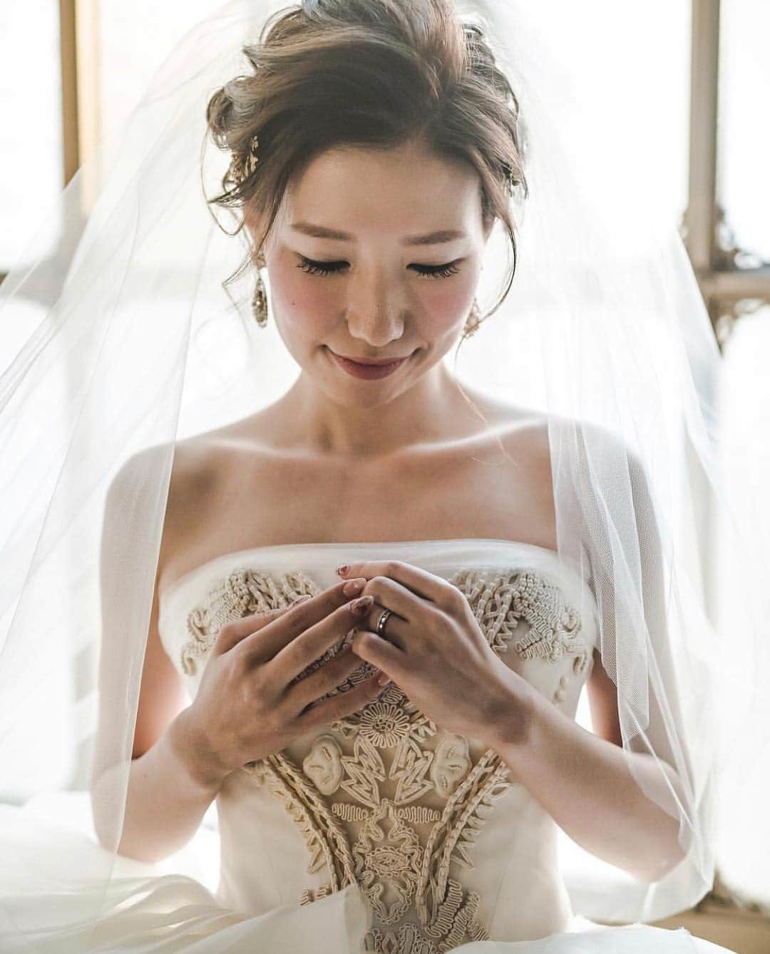 プレ花嫁の結婚式準備アプリ♡ -ウェディングニュースさんのインスタグラム写真 - (プレ花嫁の結婚式準備アプリ♡ -ウェディングニュースInstagram)「おしゃれ花嫁さんの前撮りフォト10選と素敵なエピソード💓 * * こちらのお写真は #ウェディングニュースアンバサダー  @yurina__wedding さんと、 #ブライダルヘア メイクアーティスト @ceu0116 さんからリグラムさせていただきました🌟ありがとうございました😊✨ * * * 美しいニコニコ笑顔のyurina__weddingさん💕お綺麗でナチュラルな雰囲気がとても素敵ですよね☺️ * こちらの #前撮り フォトはceu0116さんとお友達の卒花嫁 @m0910wedding さんが見守る中での撮影だったんだとか✨♩ * 友人の晴れ姿を見るために早朝の支度から一緒に参加されたそうです💕 * ポーズを撮る綺麗な撮影はもちろんオフショットもお友達がいるからこそのナチュラルで楽しそうな笑顔いっぱいのフォトを残すことができるんですね😊💓 * どのフォトもとっても素敵なのでぜひスワイプ👉🏻してチェックしてみてくださいね✨ * 💄 @ceu.tokyo @ceu0116 @ceu_wedding 📷 @marthgraphy * * * ＼📷投稿お待ちしています／ * 花嫁はもちろん、業者さんも大歓迎✨ アナタのお写真をご紹介してもOKという方は、ぜひ #ウェディングニュース にお写真を投稿してください💕 * * ⬇︎関連アカウント⬇︎ * 💒式場検索 【 @weddingnews_concierge 】 👰マイレポ花嫁 【 @weddingnews_brides 】 * * その他、編集部からの連絡専用 @weddingnews_contact や、スタッフ個人の連絡用として @WN_xxxx（xxxは個人名）があります💕 * ………………………………………… ❤️WeddingNewsとは？ * * 花嫁のリアルな”声”から生まれた 花嫁支持率No1✨スマホアプリです📱💕 * * 🌸知りたい… #結婚式準備 に役立つ記事を毎日150件配信中♩ * 🌸見たい… インスタの #ウェディング 系投稿TOP100が毎日チェックできる＊IG画像の複数ワード検索も可♩ * 🌸叶えたい… #結婚式 関連の予約サイトが大集合♩ * 🌸伝えたい… 自分の結婚式レポ『マイレポ』が簡単に作れる♩先輩花嫁のレポが読める♩ * * @weddingnews_editor のURLからDLしてね✨ * * * #プレ花嫁 #結婚  #花嫁  #ウエディング #ウェディングフォト #フォトウェディング #ナチュラルウェディング #おしゃれさんと繋がりたい #verawang #ヴェラウォン #ウェディングヘア #大人婚 #2019夏婚 #2019秋婚 #2020春婚 #日本中のプレ花嫁さんと繋がりたい #ウェディングドレス #ホテルウェディング #ハワイウェディング #웨딩  #weddingphotography」4月13日 22時44分 - weddingnews_editor