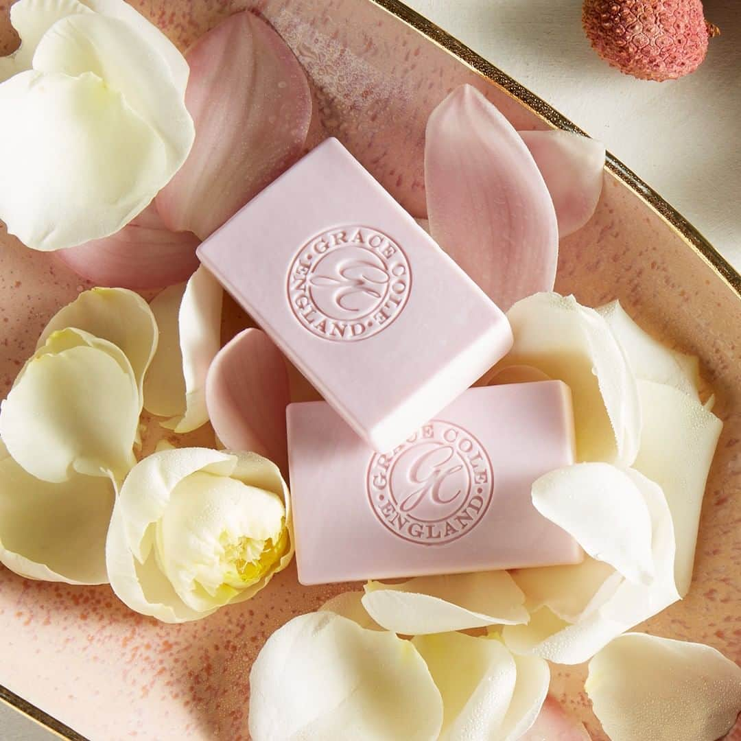 Grace Coleさんのインスタグラム写真 - (Grace ColeInstagram)「Lovingly sliced, sculpted, and stamped, our triple milled gentle hand soap feels as decadent as possible between your palms  #decadent #indulgent #glamour #gracecole #handcare #skincare #bodycare #fragrant #sculpted #moisturize #routine #bathroomluxury #soap #soapbar #soaplove #treatyourself #softskin #healthyskin #bubbles #clean #bath #shower #palms」4月13日 22時45分 - gracecoleltd