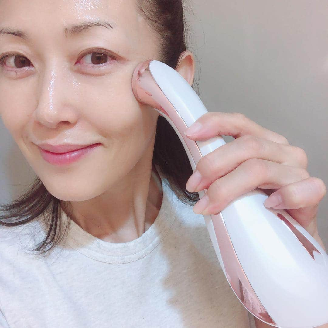 草間淑江さんのインスタグラム写真 - (草間淑江Instagram)「今夜も１０分お家で高周波美容✨  次号の美STまもなく発売されますが、その中で私の秘密兵器ルクセアをご紹介しています。 是非ご覧下さい☺️ ・  #草間淑江#ルクセアヴィサージュ#人生のパートナー#美容#お家で#高周波美容#時短#悩みは増える一方#お悩み解決#キレイを目指して#５０歳」4月13日 22時45分 - yoshie_kusama