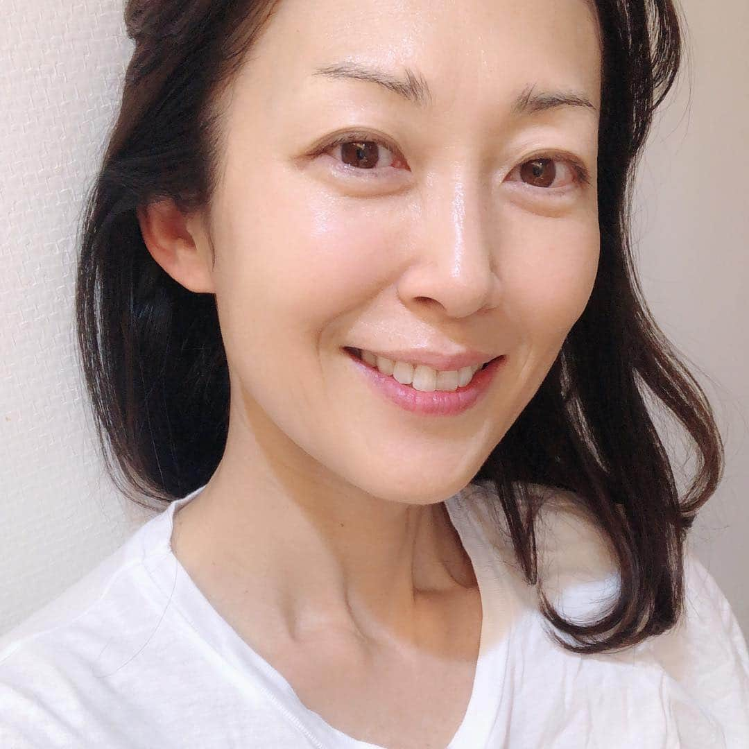 草間淑江さんのインスタグラム写真 - (草間淑江Instagram)「今夜も１０分お家で高周波美容✨  次号の美STまもなく発売されますが、その中で私の秘密兵器ルクセアをご紹介しています。 是非ご覧下さい☺️ ・  #草間淑江#ルクセアヴィサージュ#人生のパートナー#美容#お家で#高周波美容#時短#悩みは増える一方#お悩み解決#キレイを目指して#５０歳」4月13日 22時45分 - yoshie_kusama