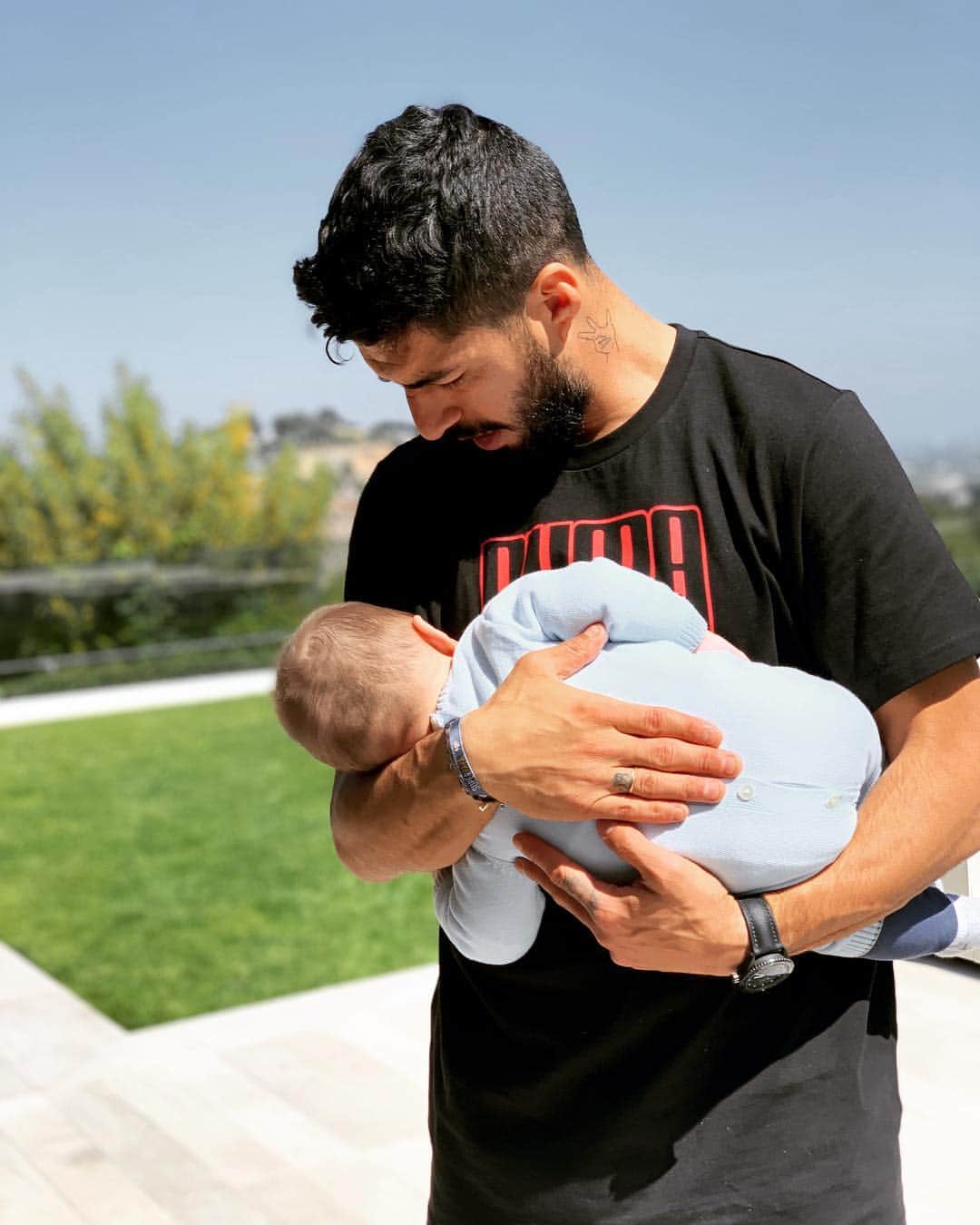 ソフィア・バルビのインスタグラム：「♥️❤️🤤🤤 @luissuarez9 papá genio. ❤️♥️」