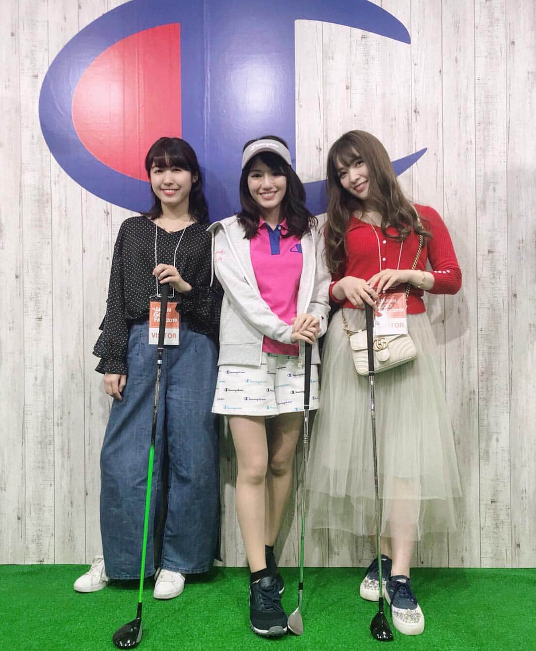 のインスタグラム：「⛳️ ちょっと前だけど••• 【JGF (ジャパンゴルフフェア)】へ💓👏 とっても楽しくて濃厚だった１日🤤💓 . 最終日に行ったらお目当てのゴルフウェアはほとんど無かったけど🤣なんだかんだ可愛いのたくさん買えたし、ゆっくり試着も出来たし嬉しい😂！！！ . 少しずつコーデ載せるのだけど♪ @kissonthegreen  @riendasuelta_golf  @efficace_official で購入💓💓💓 7着くらいかな♥︎ 本当格安だったから次回は初日行きたい🤣♪ . この日は夜は打ちっ放しもして、ゴルフ大好き人間みたいになってた😩💘！ . 春だからね、たくさんゴルフする‼️ 今年度は目標を達成したい♥︎ . #ゴルフ場 #ゴルフコーデ #ゴルフ女子 #golfwear #ブリジストン #マイクラブ  #ゴルフラウンド #ゴルフ初心者 #ゴルフレッスン #golfswing #ゴルフクラブ #golfclub #ゴルフ部 #ゴルフ好き #ブリジストンゴルフ #ゴルフ練習場 #女子ゴルフ #スポーツ大好き女子 #スポーツ女子 #筋肉痛好き #ゴルフ好きと繋がりたい #ゴルフコーディネート #jgf #ジャパンゴルフフェア #ジャパンゴルフフェア2019 #jgf2019 #kissonthegreen #riendasuelta」