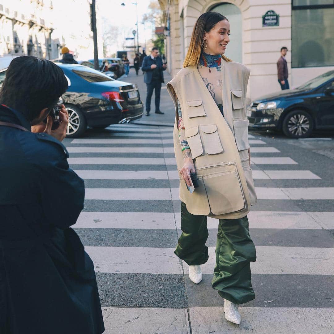 Vogue Runwayさんのインスタグラム写真 - (Vogue RunwayInstagram)「Good news: There's a way to style vests without falling into that corporate-casual pitfall. With a little creativity, vests have all the potential in the world to be chic. Drawing from the street style photos we've seen, a vest looks as great with baggy pants and boots as it does juxtaposed with a long dress. Tap the link in our bio for more ways to wear the vest without going full midtown uniform. Photographed by @mrstreetpeeper」4月13日 22時46分 - voguerunway