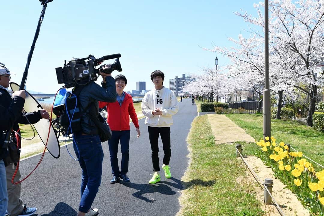中澤卓也さんのインスタグラム写真 - (中澤卓也Instagram)「今日はレギュラーを務める「なじラテ。」に生出演！お花見の中継も楽しかったです✨ そして、明日はついに新潟県民会館大ホールでのコンサート。魂込めて歌います。 #bsn新潟放送 #なじラテ #レギュラー番組 #生放送 #新潟県民会館 #コンサート #リハーサル #魂込めます #茜色の恋 #中澤卓也」4月13日 22時47分 - takuya_nakazawa.118