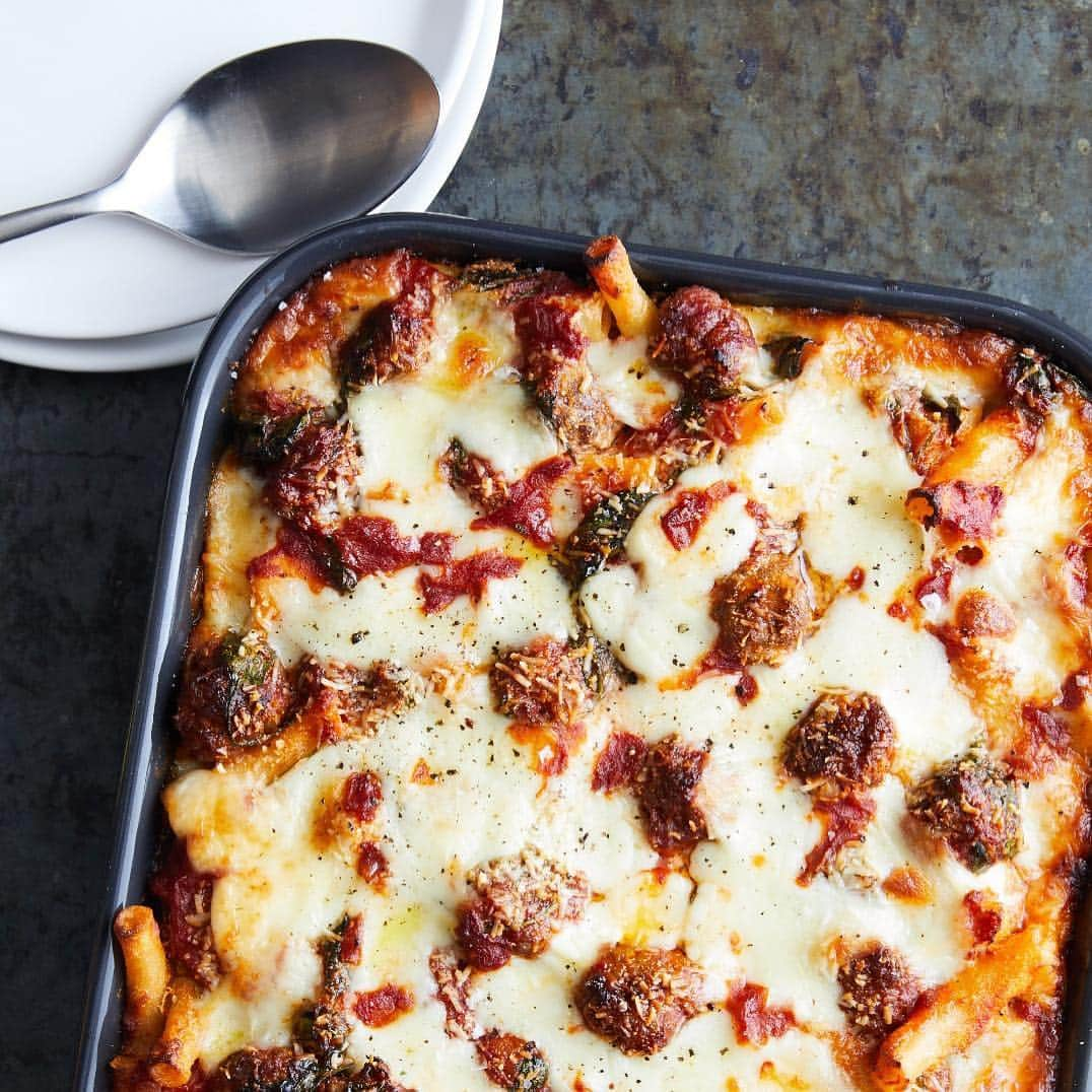 ニューヨーク・タイムズさんのインスタグラム写真 - (ニューヨーク・タイムズInstagram)「Meatballs in red sauce, mozzarella and ziti can never go wrong. In this delicious dish, “cheater” meatballs made with uncased Italian sausage are strewn throughout the sauce for heft, and baby spinach lends a pop of color. Because ricotta has a tendency to dry out when baked, crème fraîche is added to ensure a more velvety texture. Visit the link in our profile to get @coluhenry’s #recipe from @nytcooking. @linda.xiao shot this photo and @simoncooks styled the #pasta dish.」4月13日 22時47分 - nytimes