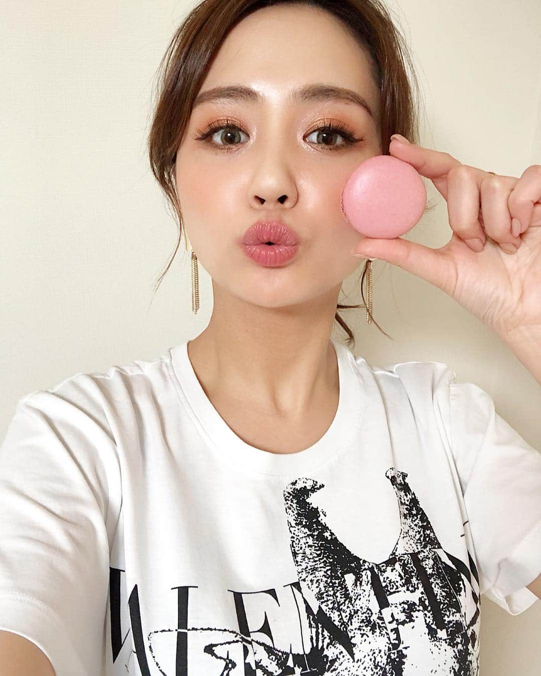 山本いさ奈さんのインスタグラム写真 - (山本いさ奈Instagram)「Macaron. 歯が溶けそう🤤💓 #macaron#selfie#me#instagood#instasweets」4月13日 22時57分 - _____isana_____