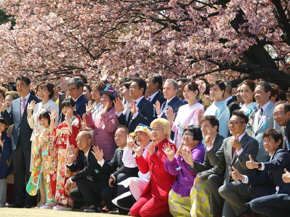 壱城あずささんのインスタグラム写真 - (壱城あずさInstagram)「.﻿ サンミュージックファミリー✨﻿ 相澤社長にお会いすると心からHAPPYになれる！！﻿ ﻿ そしてどんな時もファンの皆様の応援がとても嬉しく励みになります。﻿ 嬉しいコメントもたくさんありがとうございます❤️﻿ ﻿ #桜を見る会﻿ #新宿御苑﻿ #サンミュージック﻿ #相澤社長 #メイプル超合金 #井上和彦 さん #田辺晋太郎 さん #ファンの皆様﻿ #いつもありがとう #着物やまと﻿ #きものやまと #壱城あずさ﻿ #しーらん」4月13日 22時57分 - shiiran1012
