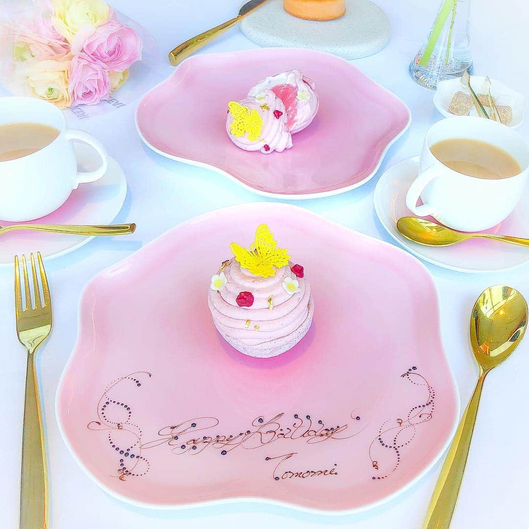 tomomi ❤︎ よしはしともみ ❤︎さんのインスタグラム写真 - (tomomi ❤︎ よしはしともみ ❤︎Instagram)「. 六本木にあるフィリップミル👗🌸 . あたしの大好きなお店の１つ！ 食器もデザートも全て可愛くてなおかつ美味しい💞 . 早めのBirthdayPlateをだしてもらっちゃった👼🏻🍴 ありがとう〜🎀 . 前にしおのバースデーをここでお願いして お花のオーダーケーキを作ったのが 問い合わせ結構あったみたいだからまた載せておく💐 . #roppongi #philippemille #philippemilletokyo #cafe #lunch #roppongicafe #tokyocafe #pinkcafe #desert #sweets #midtown #フィリップミル #六本木 #ミッドタウン #ミッドタウン六本木 #六本木カフェ #カフェ #ピンクカフェ #東京カフェ #デザート #ピンクスイーツ #フォトジェニックスイーツ #フォトジェニック #バースデープレート #バースデーケーキ #バースデーランチ #誕生日ケーキ #誕生日ランチ #誕生日プレート」4月13日 22時57分 - tomomi_yoshihashi