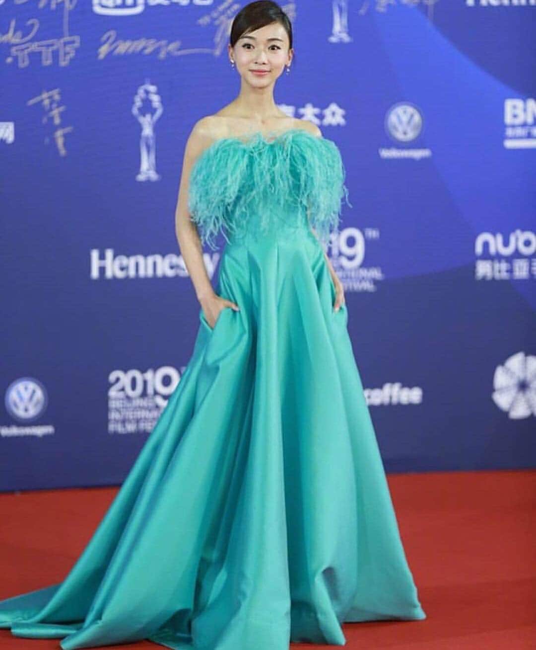アレクシマビーユのインスタグラム：「Wang Ling-Jyun wearing my turquoise feathers dress @wujinyan816 #beijinginternationalfilmfestival #wujinyan #alexismabille #celebrity #chineseactress #asianbeauty #bestactress #turquoise #blue #feathers #bluebird #elegance #hautecouture #star #beijing #redcarpet」