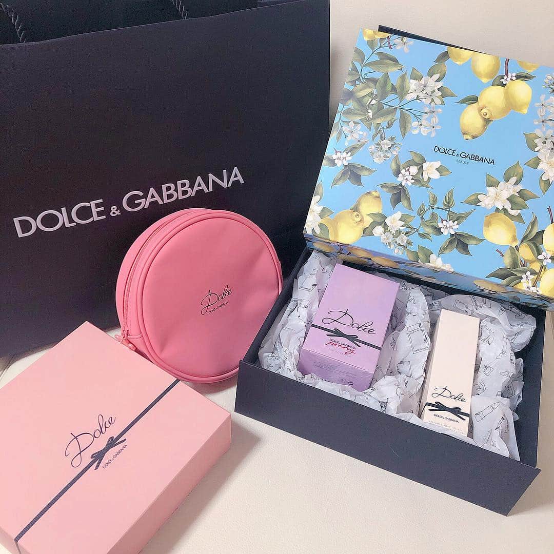 藤川沙弥さんのインスタグラム写真 - (藤川沙弥Instagram)「DOLCE&GABBANAの新作香水のイベントが﻿ 今日から4/15(月)までなんばCITYの﻿ ガレリアコートで開催してるので﻿ 早速、観に行ってきました🥳🌸﻿ ﻿ 新作のドルチェピオニー オードパルファムは﻿ 幸せをもたらすと言われるピオニーに﻿ みずみずしい梨🍐や﻿ ホワイトベルガモットの香り😌💕﻿ ﻿ 香水のボトルのデザインもかわいいし、﻿ 3日間限定のspecial boxも可愛すぎて﻿ レモン柄のBOX🍋をget🛍﻿ ﻿  可愛いメッセージカードもついてくるので 母の日ギフトにもオススメ🥰💌﻿ ﻿ ﻿ イベントが終了しても新作フレグランスは﻿ なんばCITYのBe MAISONでgetできるみたい🧚🏻‍♀️﻿ ﻿ ﻿ ﻿ ﻿ #ドルガバコスメ #ドルチェピオニー﻿ #ライトブルー #DGコスメ﻿ #フレグランス #なんばシティ﻿ #ビメゾン #美スギ #dolceandgabbana #ドルガバ #香水 #ピオニー」4月13日 22時51分 - s_a_y_a_p_i