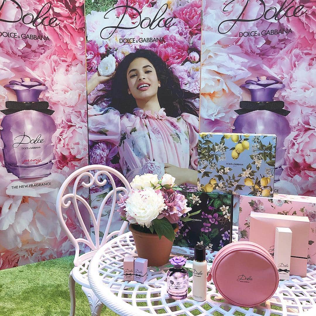 藤川沙弥さんのインスタグラム写真 - (藤川沙弥Instagram)「DOLCE&GABBANAの新作香水のイベントが﻿ 今日から4/15(月)までなんばCITYの﻿ ガレリアコートで開催してるので﻿ 早速、観に行ってきました🥳🌸﻿ ﻿ 新作のドルチェピオニー オードパルファムは﻿ 幸せをもたらすと言われるピオニーに﻿ みずみずしい梨🍐や﻿ ホワイトベルガモットの香り😌💕﻿ ﻿ 香水のボトルのデザインもかわいいし、﻿ 3日間限定のspecial boxも可愛すぎて﻿ レモン柄のBOX🍋をget🛍﻿ ﻿  可愛いメッセージカードもついてくるので 母の日ギフトにもオススメ🥰💌﻿ ﻿ ﻿ イベントが終了しても新作フレグランスは﻿ なんばCITYのBe MAISONでgetできるみたい🧚🏻‍♀️﻿ ﻿ ﻿ ﻿ ﻿ #ドルガバコスメ #ドルチェピオニー﻿ #ライトブルー #DGコスメ﻿ #フレグランス #なんばシティ﻿ #ビメゾン #美スギ #dolceandgabbana #ドルガバ #香水 #ピオニー」4月13日 22時51分 - s_a_y_a_p_i