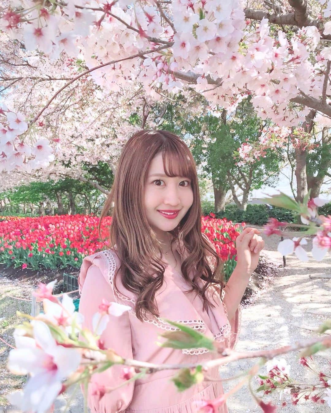 沢井里奈さんのインスタグラム写真 - (沢井里奈Instagram)「♡ . なばなの里🌷✨ . 思ったよりも桜が咲いてて よかった🌸🌸🌸 . お花癒されるから好き☺️💓💓 . #tulip #cherryblossom #nagashima #japan #lerevevaniller #ootd #coordinate #fashion #outing #travel #instatravel #instagood #instagramjapan #japanesegirl #girls #なばなの里 #チューリップ畑 #チューリップ #桜 #さくら #三重県 #長島 #さわーおでかけ」4月13日 22時52分 - sawairina