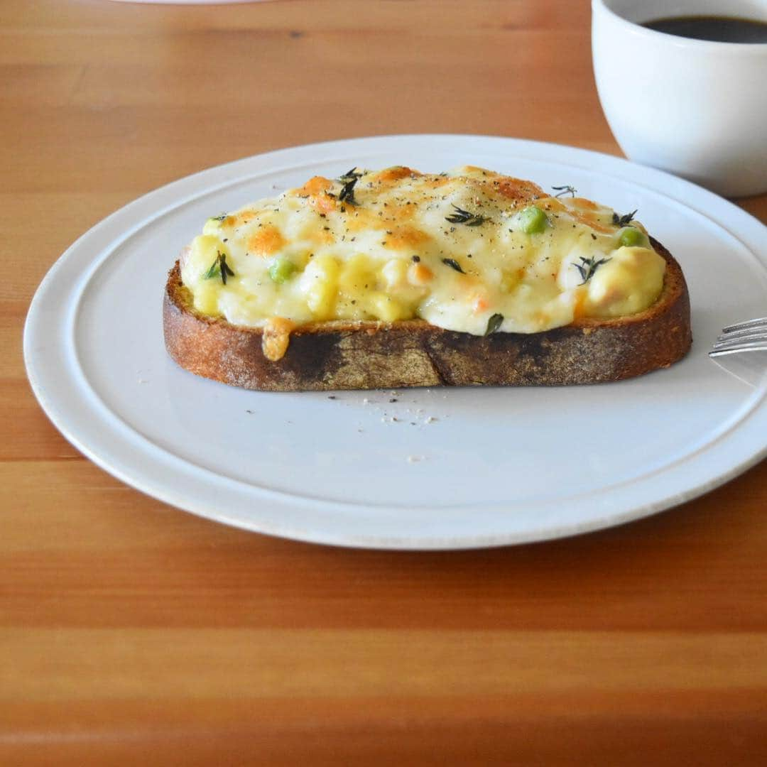 山崎佳さんのインスタグラム写真 - (山崎佳Instagram)「Today’s breakfast. 夜の残りのシチューとチーズのせ。シチューの次の日の楽しみ。」4月13日 22時53分 - keiyamazaki