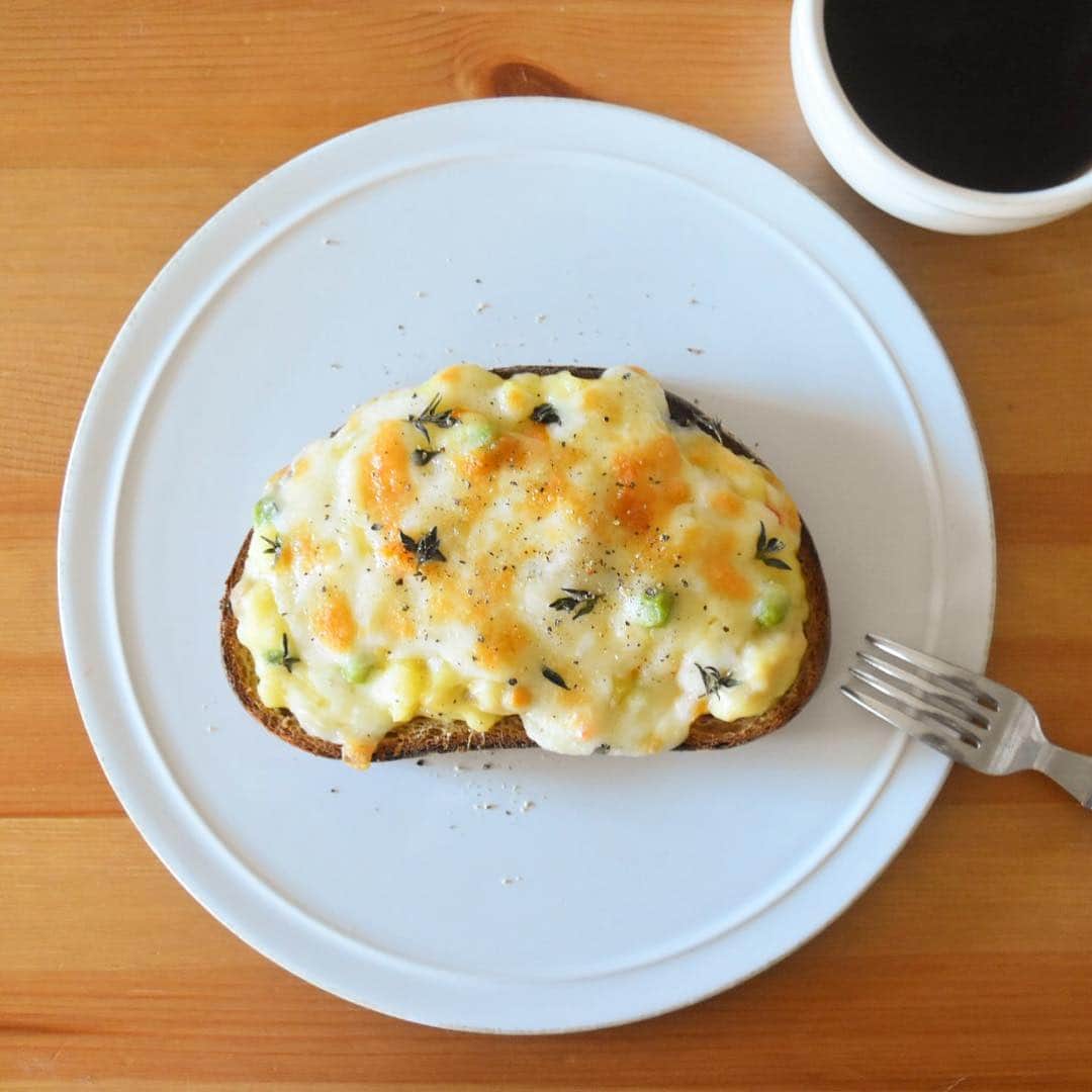 山崎佳のインスタグラム：「Today’s breakfast. 夜の残りのシチューとチーズのせ。シチューの次の日の楽しみ。」