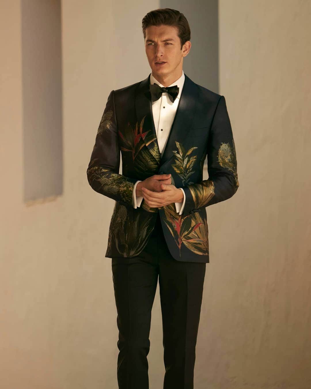 ギーブス&ホークスのインスタグラム：「For SS19, Gieves & Hawkes has worked with one of England’s oldest vertical mills @stephenwalters1720 to produce a range of expertly crafted, bespoke jacquard weaves. Swipe to the making of a Gieves & Hawkes exclusive. #formalwear #gievesandhawkes #ss19 #ageofexploration #bespoke」
