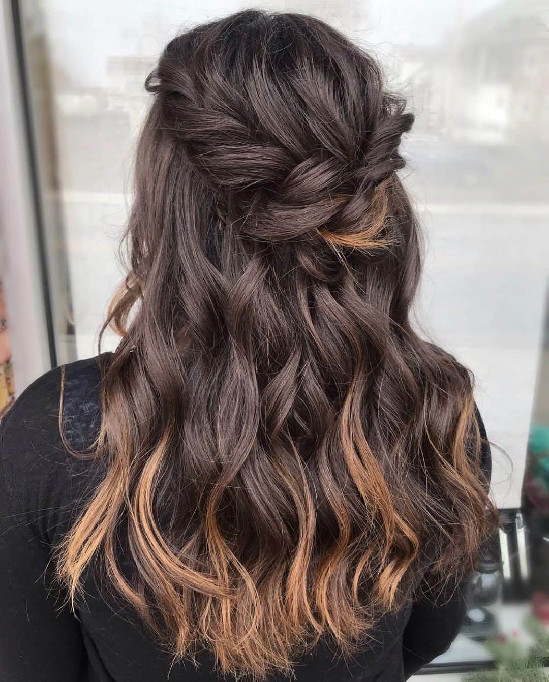 CosmoProf Beautyさんのインスタグラム写真 - (CosmoProf BeautyInstagram)「Textured Twists by @hairbykenziechavez 🍫🌪 ✨ Products used: @ruskhaircare Thermal Shine Spray 55% Rusk Finishing Hairspray Extra Strong Hold @sexyhair Big Sexy Hair Dry Shampoo ✨ Texturize, volumize and style with RuskPRO styling products, available at #cosmoprofbeauty for #licensedtocreate artists . . #repost #rusk #ruskhaircare #sexyhair #brunettehair #texturedhair #braidedhairstyles #bridalhairstyle #weddinghairstyles」4月13日 23時00分 - cosmoprofbeauty