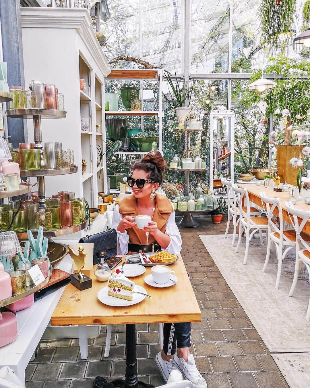 Anniさんのインスタグラム写真 - (AnniInstagram)「Coffee Dates like this 👯‍♀️+☕️☕️+🍰🍰= ❤️ #weekendvibes ——————————————————————————— • • • •  #blogger #inspiration #americanstyle #fashionblogger #food #essen #foodie #fashionblogger_de #blogger #inspo #girl #me #friends #tumblr #pinterest #cake #coffee #coffeetime #waffle #chanel #louisvuitton #thabeablumenundcafe」4月13日 23時00分 - annaleacosta