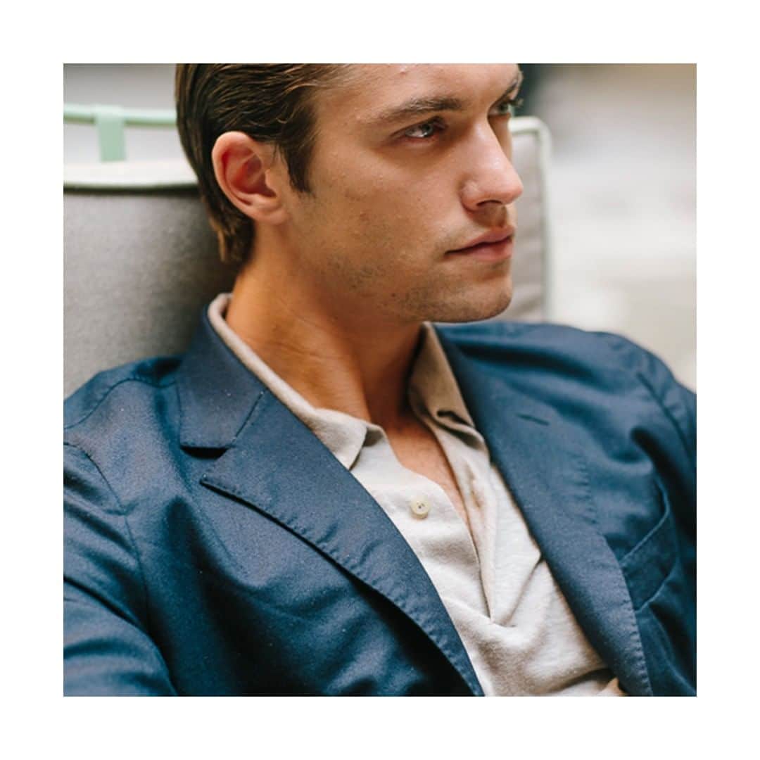 のインスタグラム：「Your wardrobe deserves the best foundations. ⁣ ⁣ #CarusoMenswear #ALifeLessOrdinary #artoflivingwell #carusostyle #caruso #sartorial #fullycanvassed⁣ #lifelessordinary #timelessicon #unstructuredstyle #myeverydaystyle #individualityofspirit #timelessrhythm #menswearfashion #businessfashion #impeccabletaste #impeccablestyle #madeinitaly #italianstyle #tailoring #ss19 #menswear #mensstyle #suitup #suit #menwithstyle」