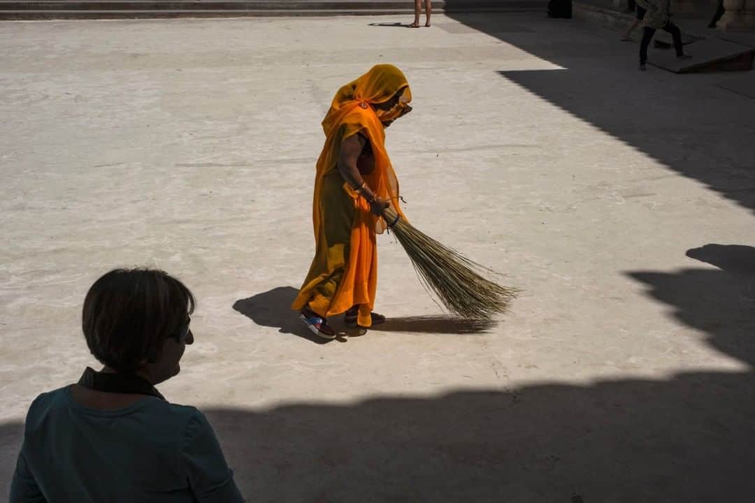 ナショナルジオグラフィックさんのインスタグラム写真 - (ナショナルジオグラフィックInstagram)「Photo by @edkashi | A woman sweeps the grounds at the Amber Fort in Jaipur, India, on March 27, 2019. #amberfort #india #jaipur #edkashi #sari #sweeping #shadows」4月13日 23時03分 - natgeo