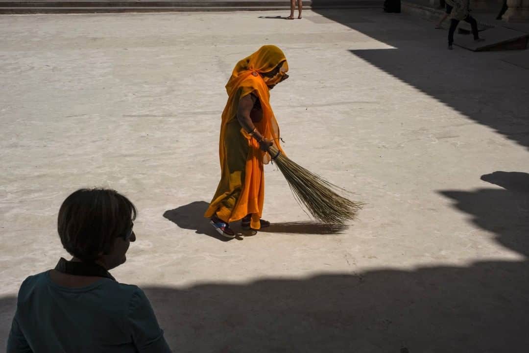 のインスタグラム：「Photo by @edkashi | A woman sweeps the grounds at the Amber Fort in Jaipur, India, on March 27, 2019. #amberfort #india #jaipur #edkashi #sari #sweeping #shadows」