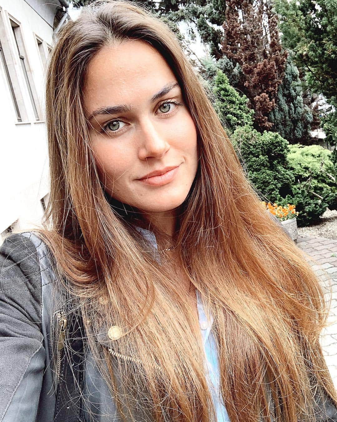 ズザンナ・ヤカボスのインスタグラム：「create your own sunshine 🤦🏻‍♀️ #rainydays *** fresh hair by @montazsszepsegstudio + @kerastase_official」