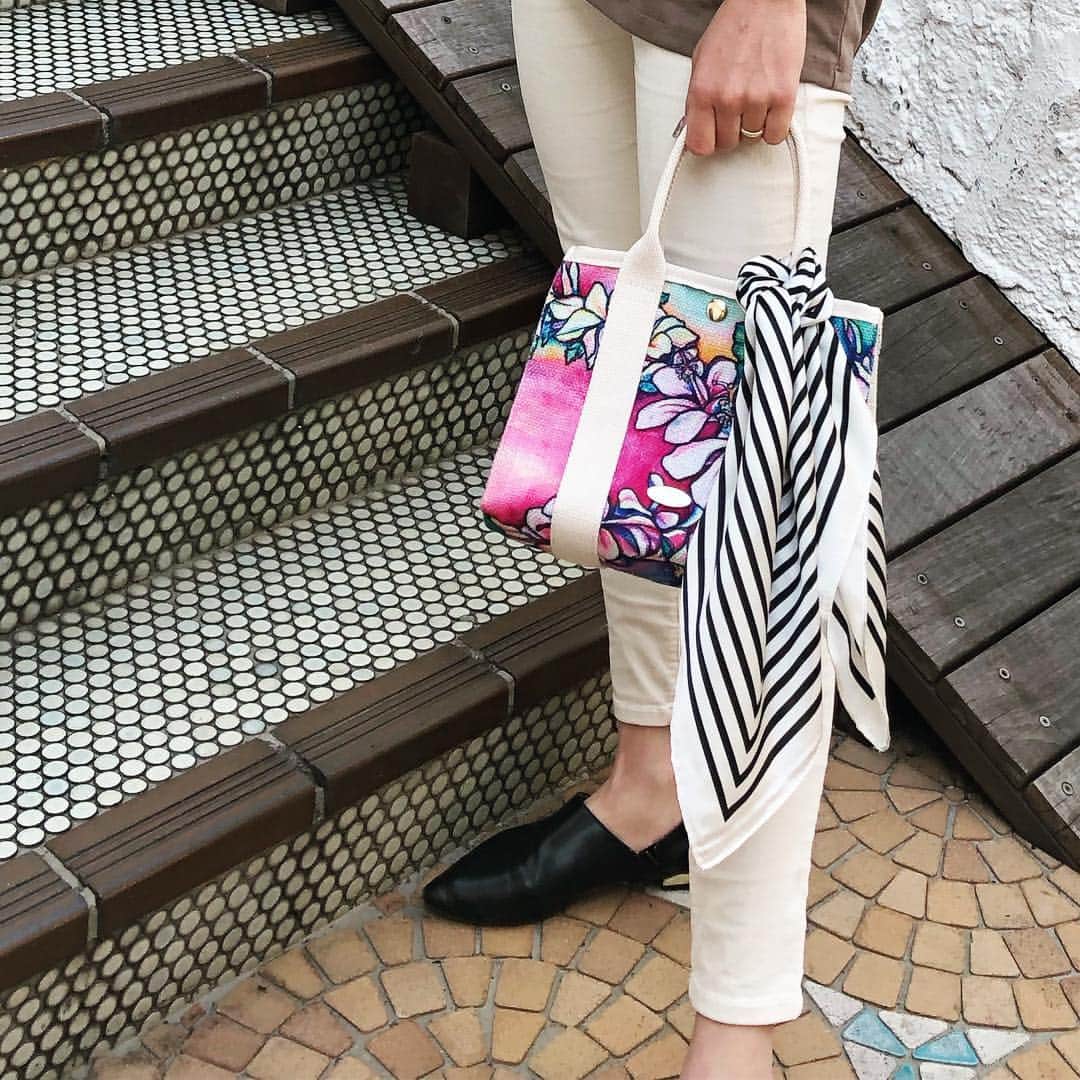 ラレイアのインスタグラム：「🌺 ただ今 #楽天 サイト先行予約中！ スカーフがついた #アートスクエアミニショルダー はミニトートとしても🙆‍♀️💕 ・ 麻風素材にプリントされた人気のスクエア型バッグでお洒落😍 ・ さらに今ならお買い物マラソンセールも開催中でポイント20倍&クーポン利用の大チャンス！ ぜひお見逃しなく🧡 @laleia_official  @colleenwilcoxgallery_jp  #colleen#colleenwilcox#art#hawaii#aloha#surf#beach#fashion#laleia#ハワイ#フォトジェニック#インスタ映え#インスタ女子#アロハ#ビーチ#春#新作#海を感じる雑貨#ラレイア#ギフト#プレゼント#アート#ビーチガール#サーフスタイル#大人カジュアル」