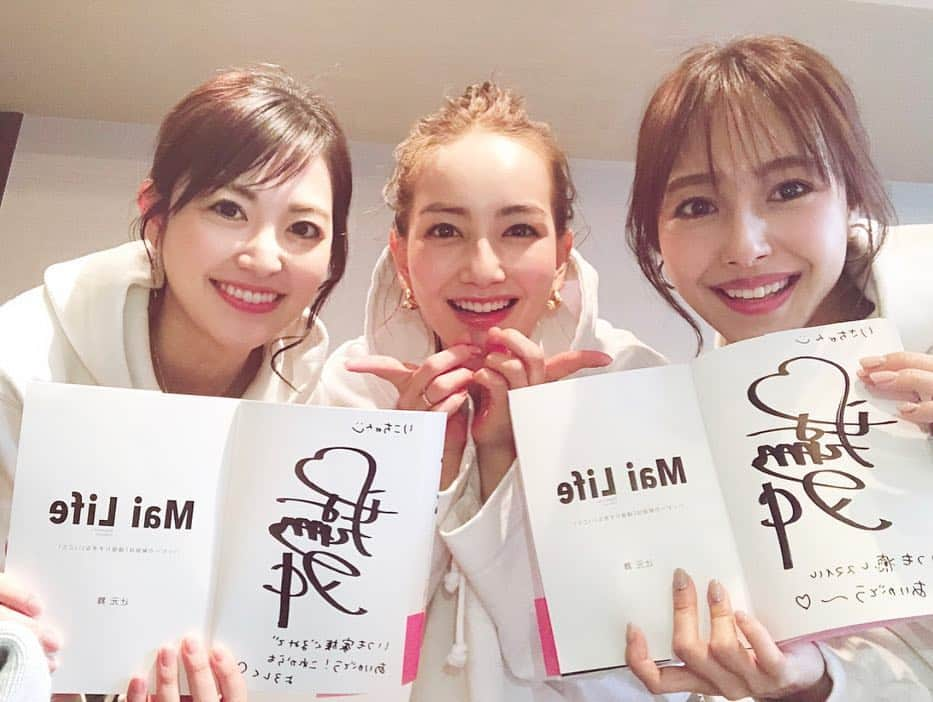 石川理咲子さんのインスタグラム写真 - (石川理咲子Instagram)「#mailife #白パーカー 3人とも白パーカーだったので、@mai_tsujimoto ちゃんの STYLE BOOK “Mai Life” の表紙を真似っこ🤣 ご本人にポーズをレクチャーしていただきました🙏笑 ・ ・ サインして欲しい！とお願いしていたのに 話しに夢中でバイバイする直前まで忘れているという失態。 まいちゃん自ら、サインしようか🥺？と。 相当言い出しづらかっただろうに... 本当にごめんなさい🤣🤣笑 ・ ・ まいちゃんの想いがいっぱい詰まった素敵な一冊です📖❤️」4月13日 23時08分 - rsk_0315