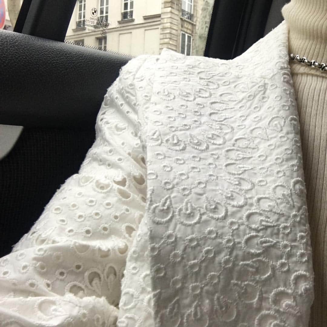 根岸由香里さんのインスタグラム写真 - (根岸由香里Instagram)「. 今更ながらですが先月のパリでの服装。まだまだ寒い3月のパリ。でも気持ちは春。そんな中の私とアカネさんの服。 #rhbuyingtripstyle」4月13日 23時10分 - yukarinegishi