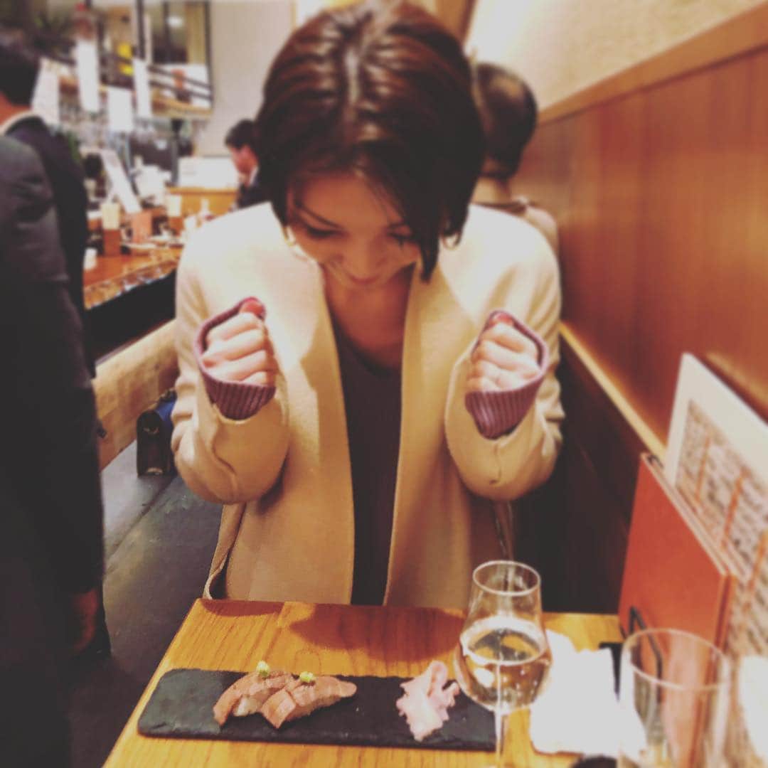 dorlisのインスタグラム：「美味しくてガッツポーズ #dorlis #日本酒 #立ち飲み #肉寿司 #勝駒 #gattolibero #おくのかみ #辛口 #最高 #happy #また行きたい #寿司 #玉ねぎ饅頭 #健康診断前だけど気にしない」