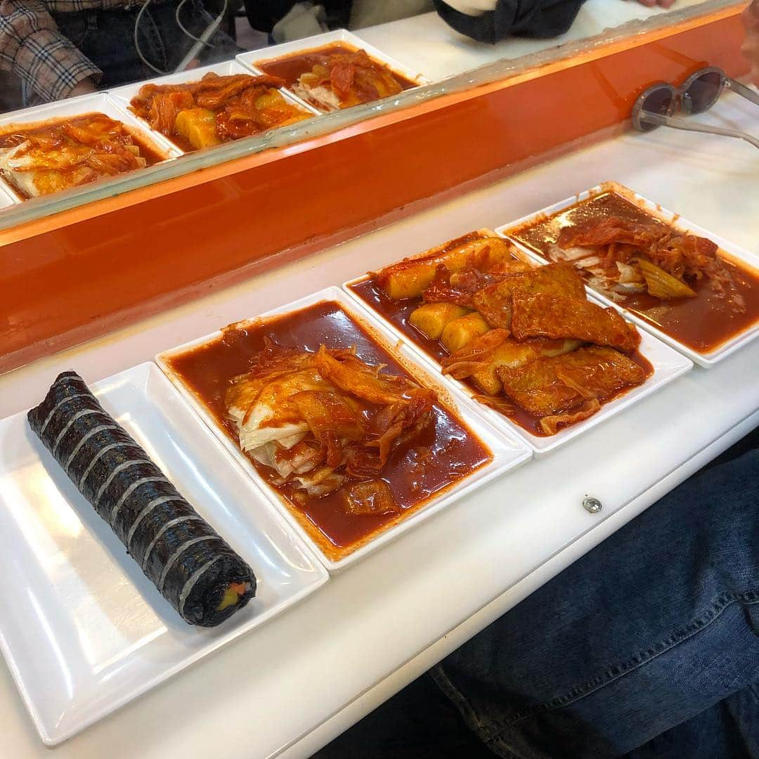 カン・ギョンミンさんのインスタグラム写真 - (カン・ギョンミンInstagram)「먹고 싶은거 다 먹고 있어욤 ? 🍣 #낮과밤 냠냠 #중앙떡볶이 냠냠  스시 존귀 존맛 , 떡볶이 쏘쏘 - ^^.. #굠민냠냠탐방🍽」4月13日 23時20分 - kkmmmkk