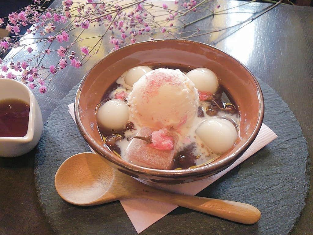 おいもカフェ金糸雀のインスタグラム：「. 桜の花びら入り桜アイスのほんのり塩味が、小豆(あずき)の美味しさを引き立たせる『桜ぜんざい』。 別添えのコーヒーをアイスにかけて和風アフォガードも楽しめます♪ 今月中旬までの期間限定です(^^) . #おいもカフェ金糸雀 #カフェ #鎌倉 #桜スイーツ #桜 #ぜんざい #桜アイス #鎌倉カフェ #あずき #白玉 . 《おいもカフェ金糸雀》 営業時間：10:00-18:00(17:30) 定休日：水曜日 248-0006 神奈川県鎌倉市小町2-10-10 小町TIビル1F TEL：0467-22-4908」