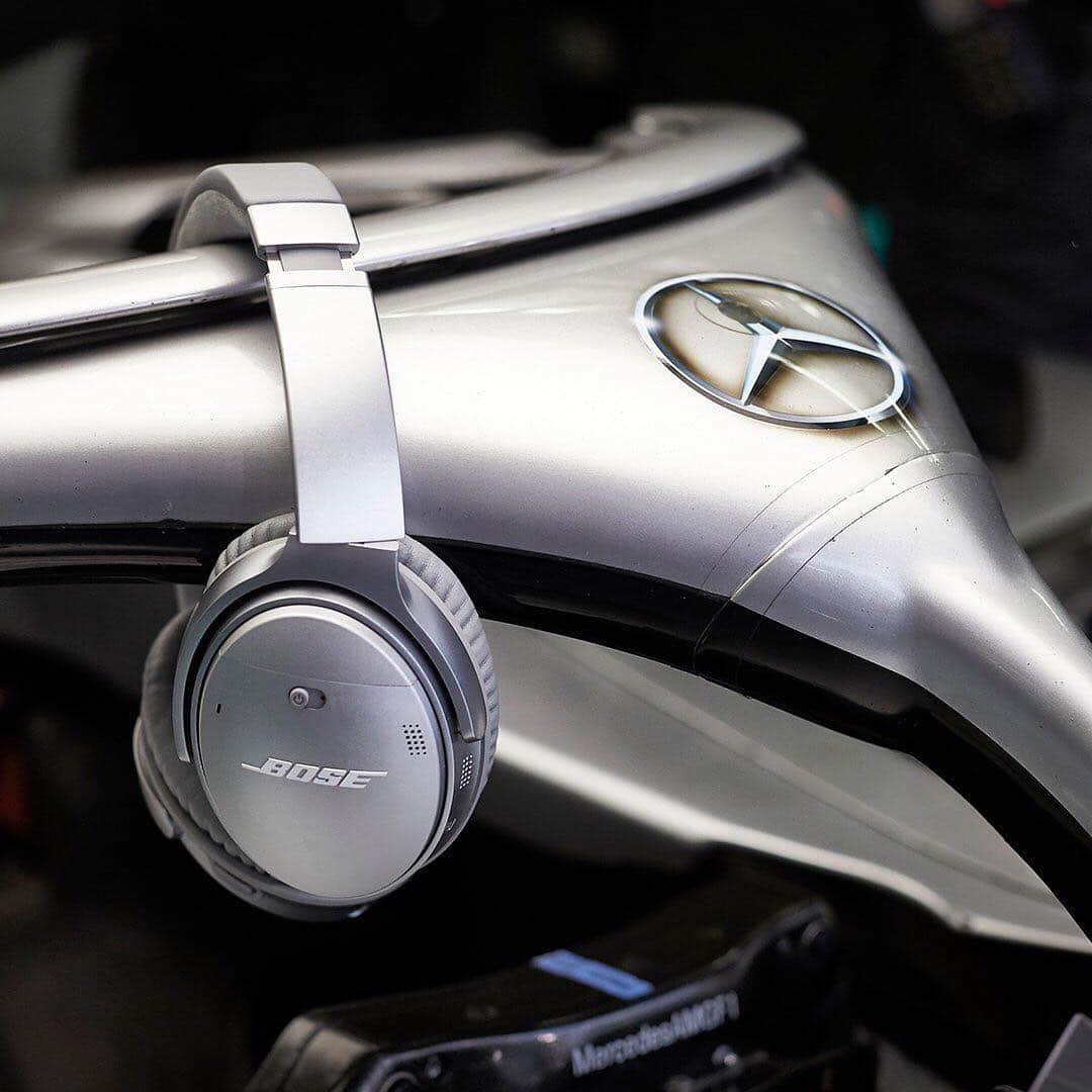 BOSEさんのインスタグラム写真 - (BOSEInstagram)「A legacy unlike any other. Congrats to Mercedes-Benz celebrating 125 years of racing history and #F1’s 1000th Grand Prix! #Race1000 #ChineseGP @mercedesamgf1」4月13日 23時21分 - bose