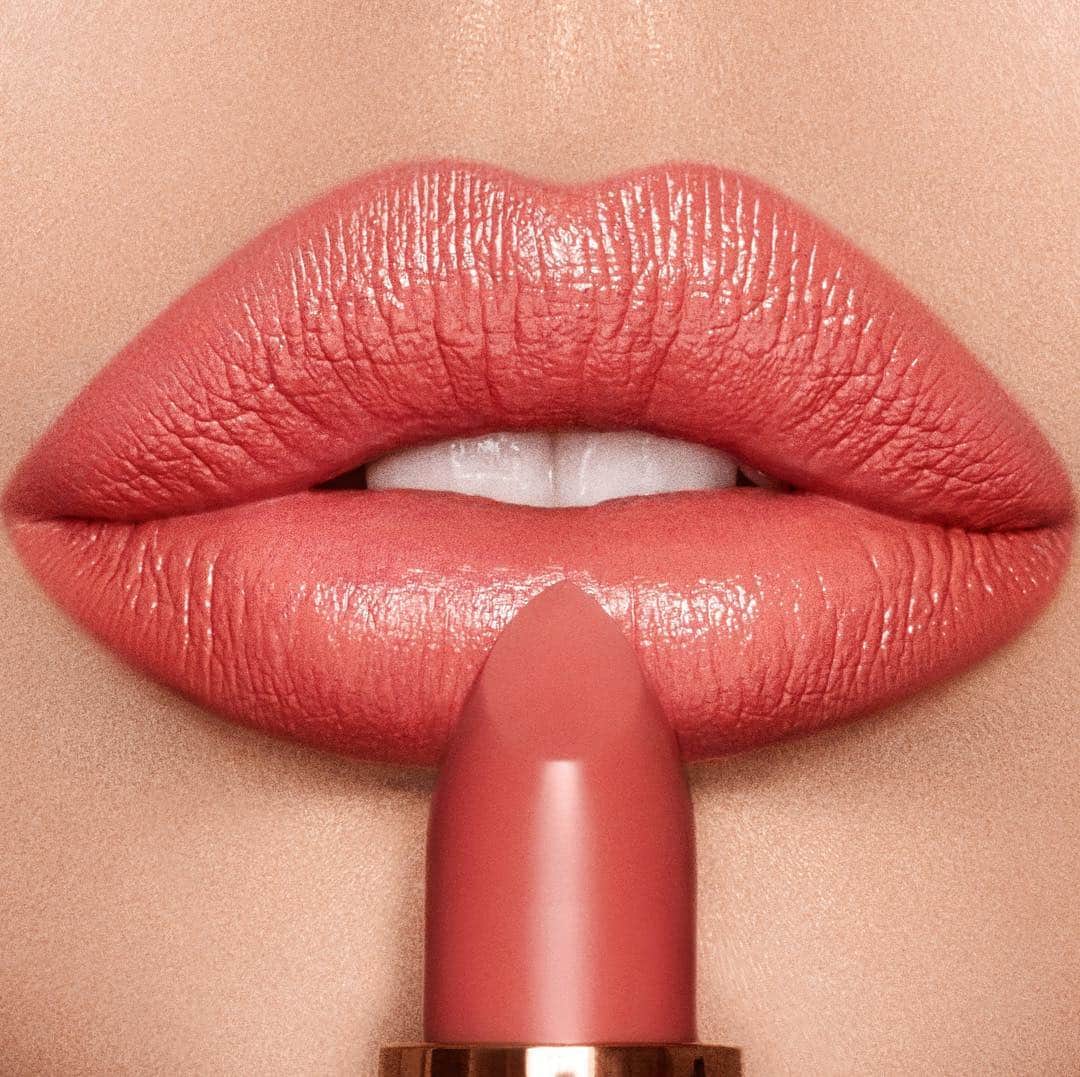 シャーロット・ティルベリーさんのインスタグラム写真 - (シャーロット・ティルベリーInstagram)「Darlings, for a perfect POP of K.I.S.S.I.N.G colour this festival season, wear my FRESH & FUN #CoralKiss  lipstick! It's this year’s @pantone shade and PERFECT for Spring!! For more MAGIC, festival beauty INSPIRATION watch my stories💖💖💖. #CharlotteTilbury #Coachella #CoralKiss #Festival #Makeup #festivalinspo」4月13日 23時36分 - charlottetilbury