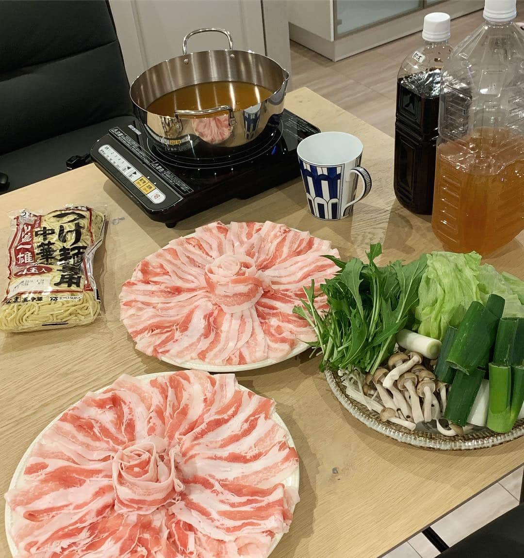石川雄洋のインスタグラム：「Home dinner🍴 * #石川雄洋 #アグー豚 #しゃぶしゃぶ」