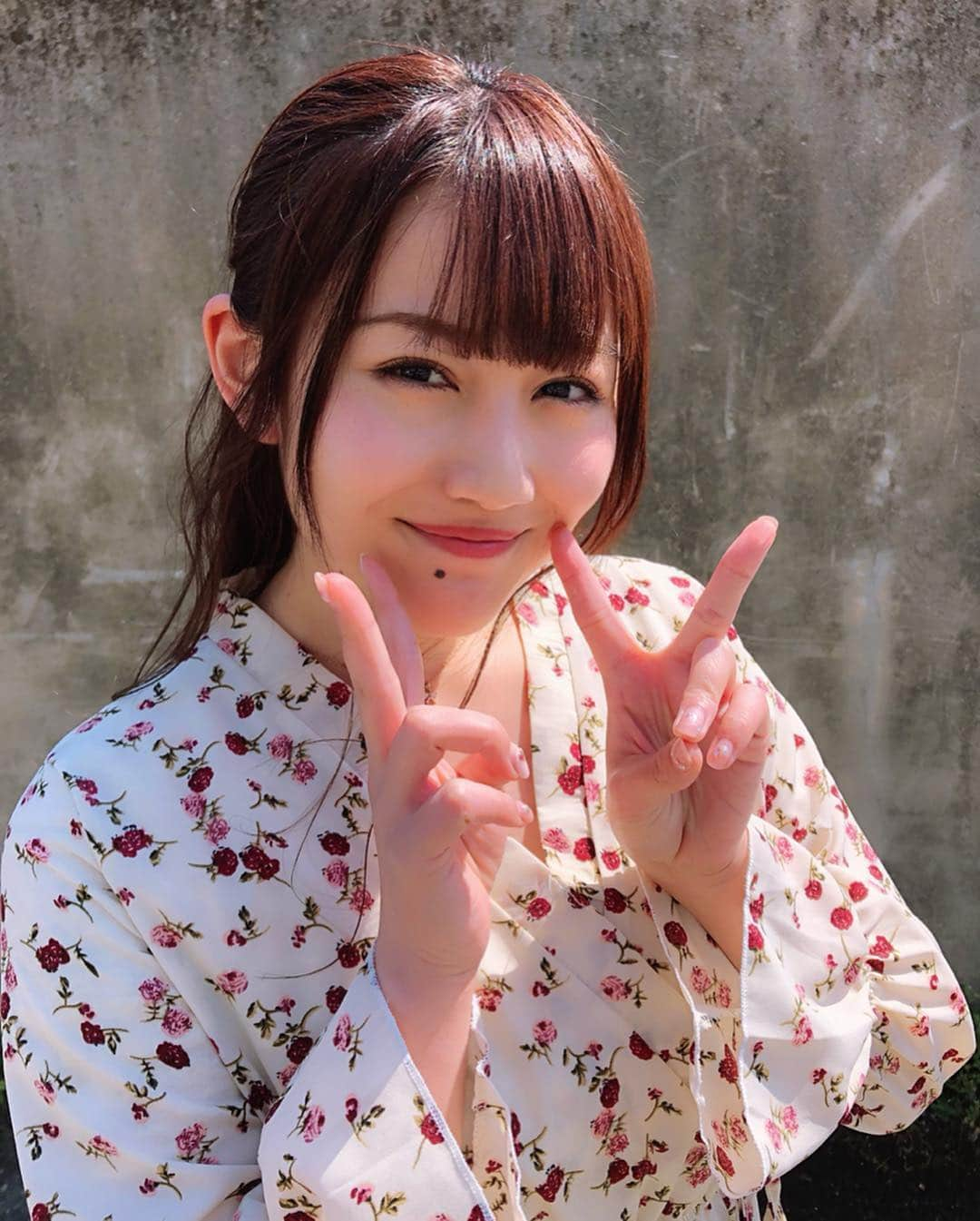 久代梨奈さんのインスタグラム写真 - (久代梨奈Instagram)「インテックス大阪個別握手会1日目ありがとうございました😊 春になりましたので花柄のワンピースで〜〜す👗🌼 #ポカポカ日和 🌞🎵 #ワンピース」4月13日 23時37分 - rina.kushiro_official