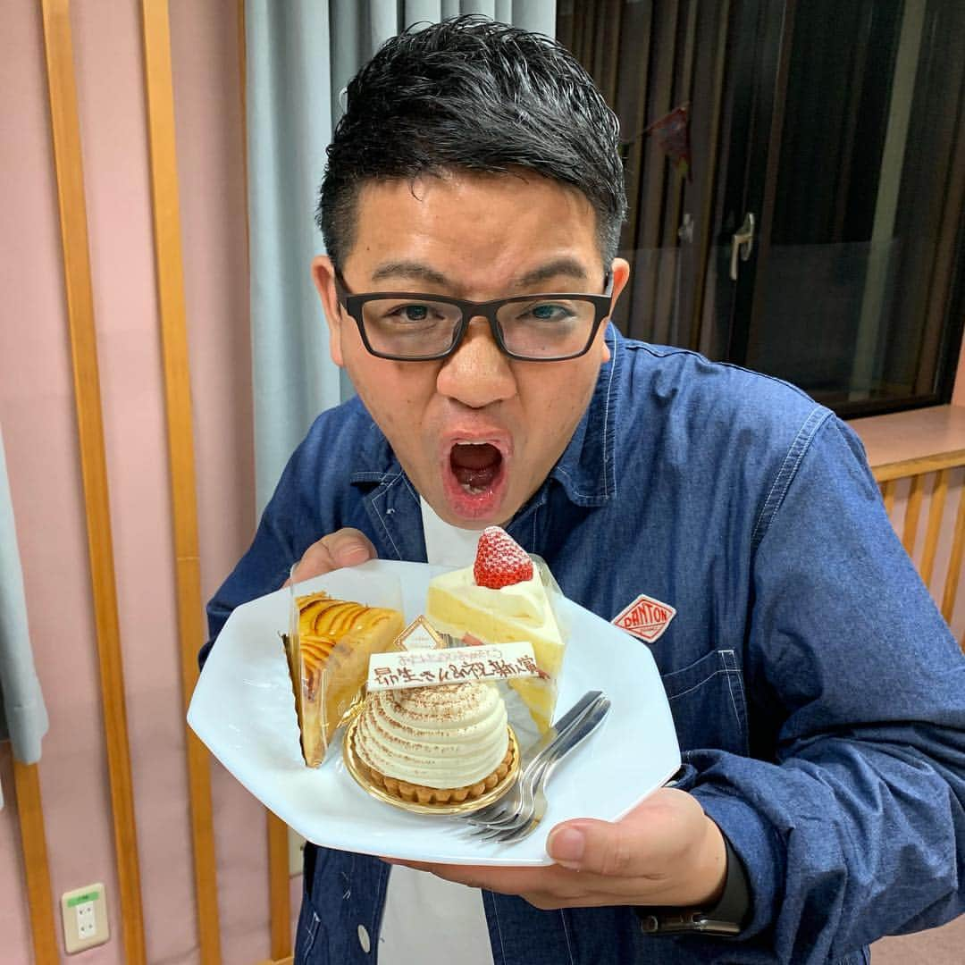 昴生さんのインスタグラム写真 - (昴生Instagram)「誕生日！！ #皆さん #たくさんのお祝いメッセージ #ありがとうございます！ #33歳 #良いスタートを切れました！ #KBS京都ラジオ #兄弟でんぱ #でもナガタさんにお祝いしてもらいました！ #ケーキいただきました！ #おたんじょうびおめでとう #昴生さん&祝新人賞！ #昴生さん #おたんじょうびおめでとう&祝新人賞！ #の方がええけどなぁ。 #ブースの中もお祝いムードにしていただきました！ #なぜかカフまでも！ #そして実家に帰って #肉じゃが！ #ミキ家は肉じゃがを #卵につけて食べます！ #すき焼きやん！ #という方もいますが #これは #肉じゃがです！ #だってお母さんがそう言うてるんやし！ #肉じゃがやし！ #うまいし！ #ありがとうやし！」4月13日 23時37分 - mikikousei