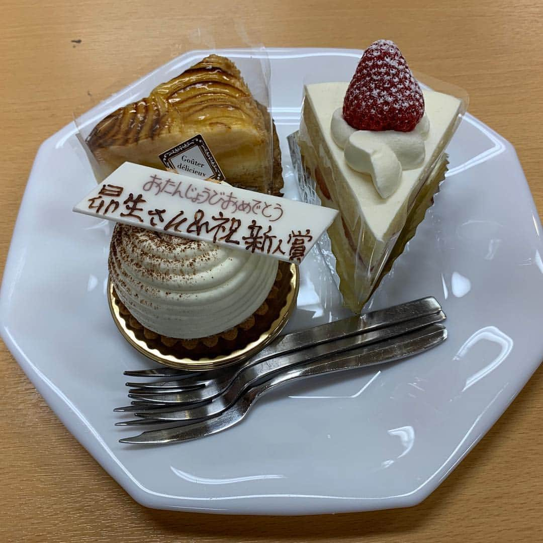 昴生さんのインスタグラム写真 - (昴生Instagram)「誕生日！！ #皆さん #たくさんのお祝いメッセージ #ありがとうございます！ #33歳 #良いスタートを切れました！ #KBS京都ラジオ #兄弟でんぱ #でもナガタさんにお祝いしてもらいました！ #ケーキいただきました！ #おたんじょうびおめでとう #昴生さん&祝新人賞！ #昴生さん #おたんじょうびおめでとう&祝新人賞！ #の方がええけどなぁ。 #ブースの中もお祝いムードにしていただきました！ #なぜかカフまでも！ #そして実家に帰って #肉じゃが！ #ミキ家は肉じゃがを #卵につけて食べます！ #すき焼きやん！ #という方もいますが #これは #肉じゃがです！ #だってお母さんがそう言うてるんやし！ #肉じゃがやし！ #うまいし！ #ありがとうやし！」4月13日 23時37分 - mikikousei