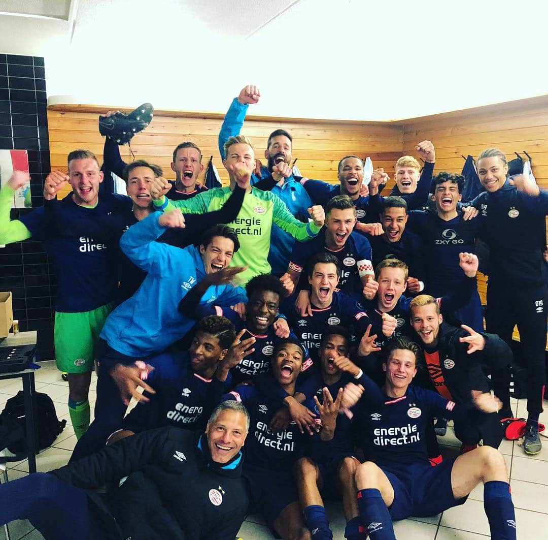 ルート・ファン・ニステルローイのインスタグラム：「Great win at Ajax boys!!! Well done! #0-1 🤜🤛👏💪👌⚽️」