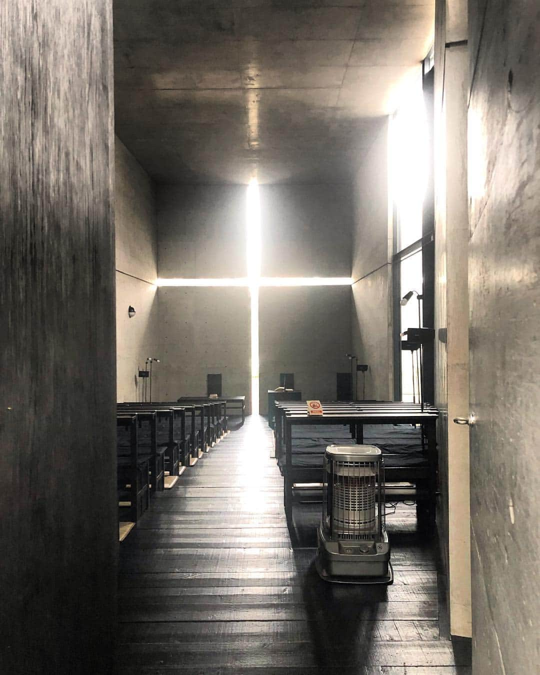 Rodner Figueroaさんのインスタグラム写真 - (Rodner FigueroaInstagram)「Peregrinamos hasta el barrio de Ibaraki-shi a cuarenta minutos del centro de Osaka para visitar la “Iglesia de la luz” del arquitecto japonés Tadao Ando. La iglesia católica más especial de todo Japón. Una obra construida con escasos recursos pero mucha fé y voluntad de la comunidad, donde Ando tuvo que recurrir a su ingenio para lograr una obra maestra con los más mínimos materiales  pero que representara la inmensa gracia de Dios y la devoción de sus feligreses. Hasta aquí vinimos para rendirle un tributo a mi papá, un eterno curioso de la naturaleza y un viajero aventurero. Es el pequeño homenaje que le rindo en este viaje marcado de tantas emociones encontradas y contrastes, lleno de una tremenda nostalgia y una enorme paz. Son recuerdos agridulces que llevaré por siempre en mi corazón plasmados en mi memoria bañados de serenidad. Más que un viaje ha sido un aprendizaje y una inconmensurable prueba que me ha dado la vida y de la cual sólo me llevo un sincero agradecimiento. 🙏🏻❤️ #churchofthelight #tadaoando #ibaraki #osaka #japan #japon」4月13日 23時44分 - rodnerfigueroa