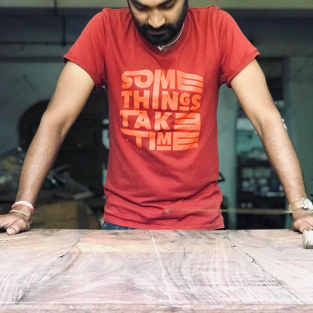 ジャンポールレスパナールのインスタグラム：「. It indeed does. But so worth it. Working on wood marquetry is one of the most beautiful thing I have seen. Thank you Vijay for the time spent together. What a jaw dropping / mouth watering journey I am having. See you soon. My @extra__ordinaire trip」