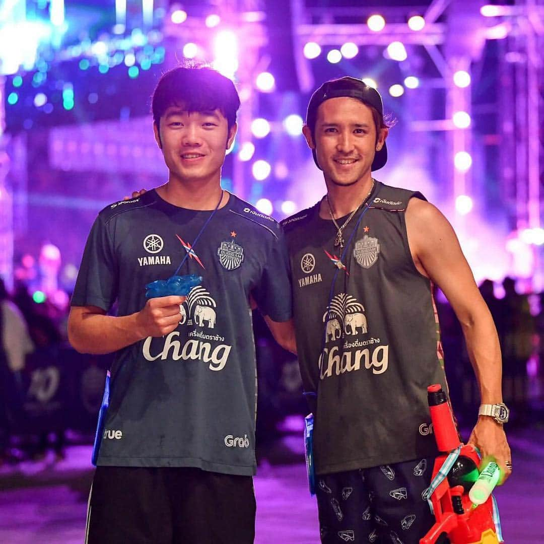 細貝萌さんのインスタグラム写真 - (細貝萌Instagram)「Happy songkran!!🇹🇭with LuongXuanTruong.🇻🇳🇯🇵 #buriram#buriramunited#luongxuantruong」4月13日 23時53分 - hajime_hosogai_official