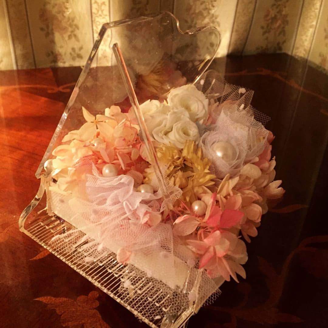 美川愛実さんのインスタグラム写真 - (美川愛実Instagram)「リングピロー完成💍✨ やっぱり作るのは楽しい…☺️ 一人で夜な夜なやってしまいます。笑  新郎新婦それぞれの好きな色を入れ、花びらのようなチュールで春らしくてみました🌸  まりえちゃん、末長くお幸せに💐✨ #リングピロー #プリザーブドフラワー #ピアノ」4月13日 23時54分 - aimi.mikawa